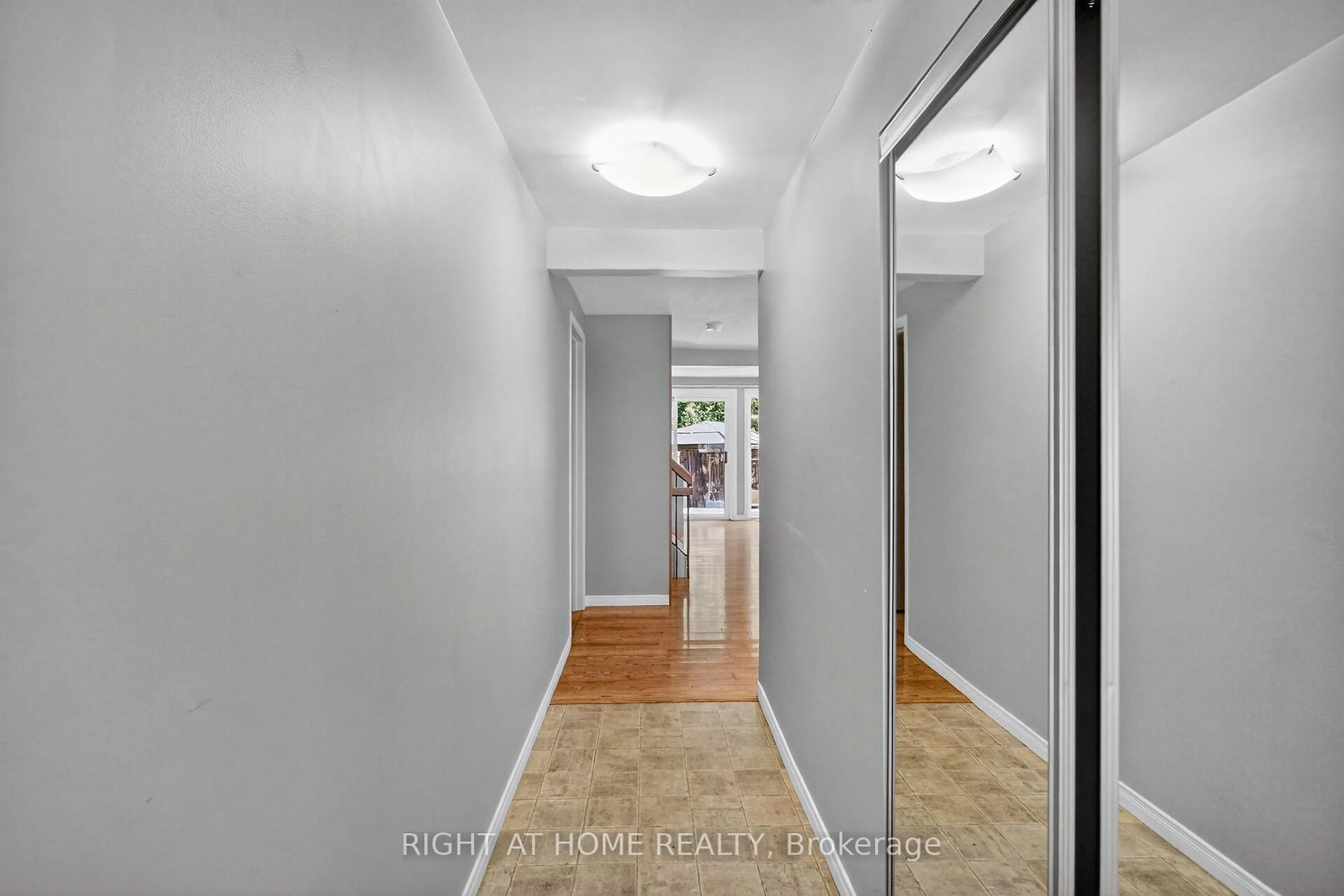 Indoor entryway for 90 Sherway Dr, Ottawa Ontario K2J 1N8