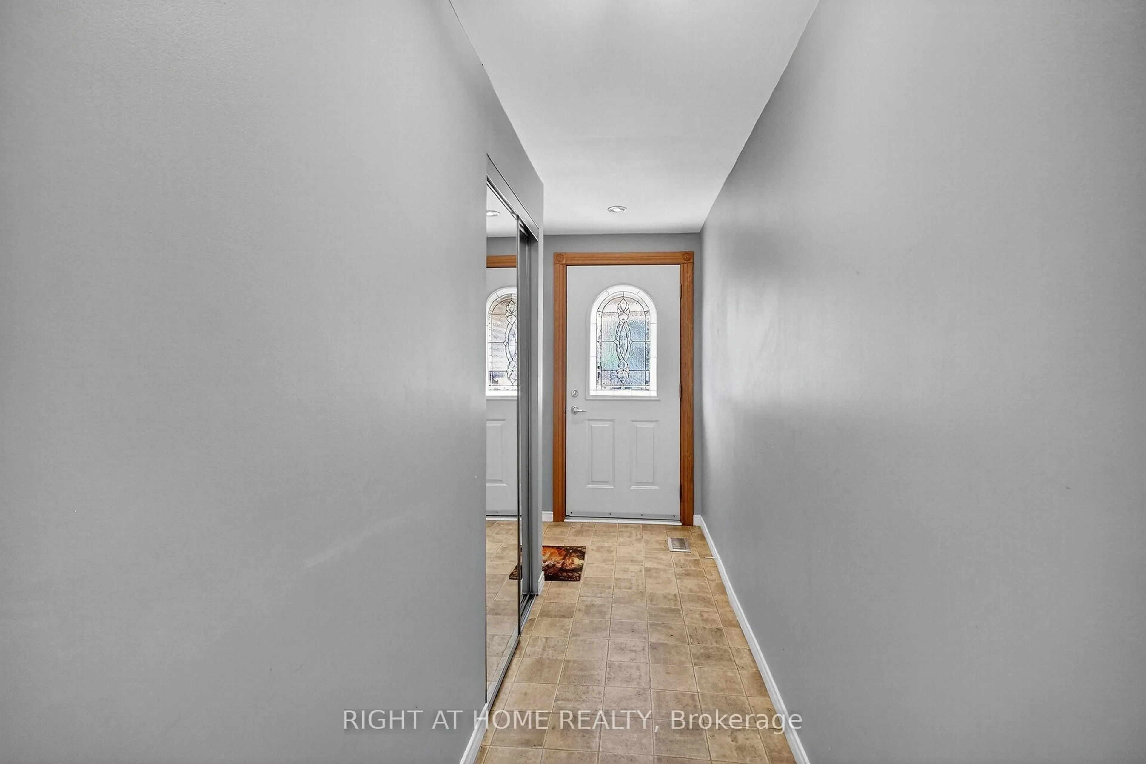 Indoor entryway for 90 Sherway Dr, Ottawa Ontario K2J 1N8