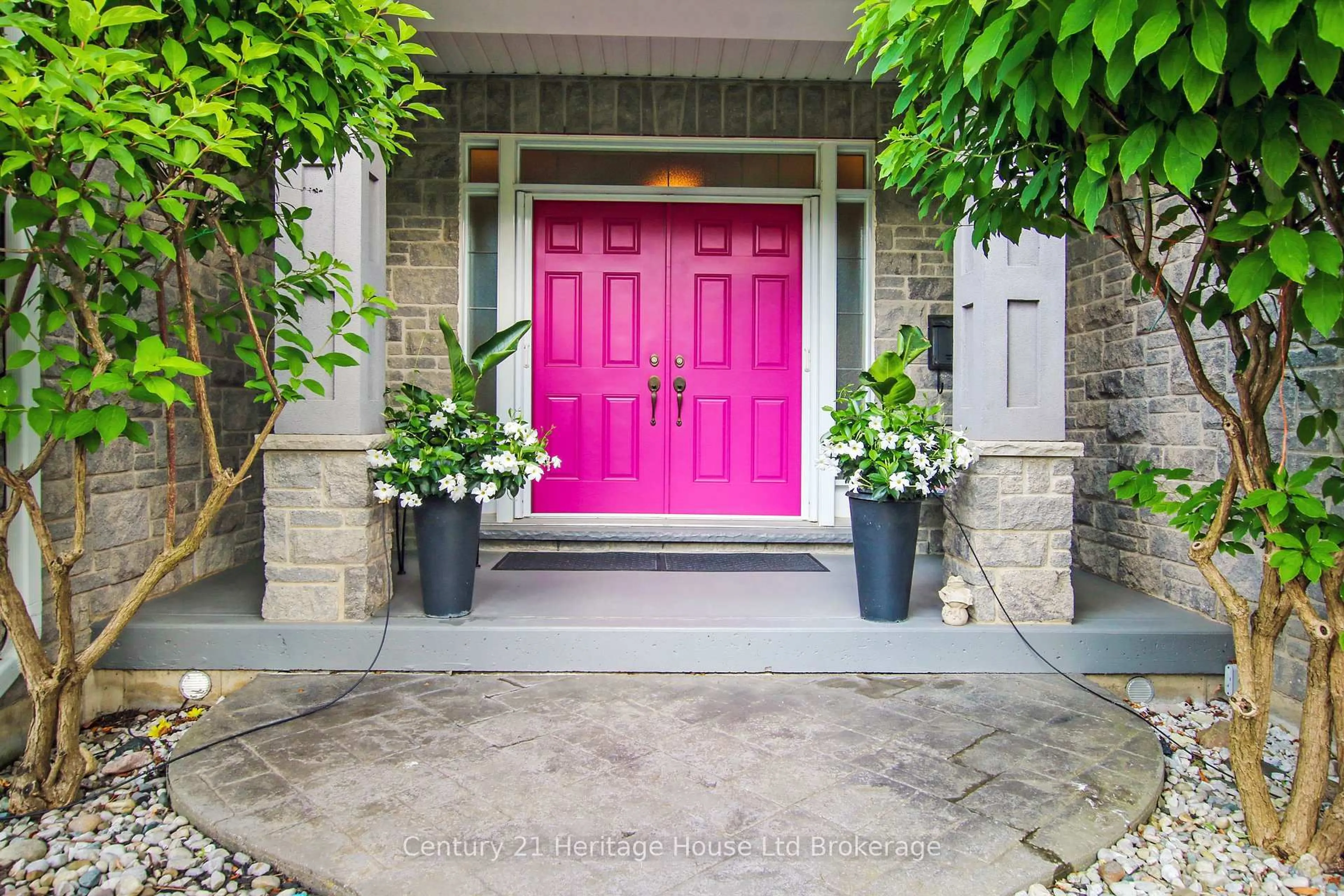 Indoor entryway for 596 Lakeview Dr, Woodstock Ontario N4T 0A5