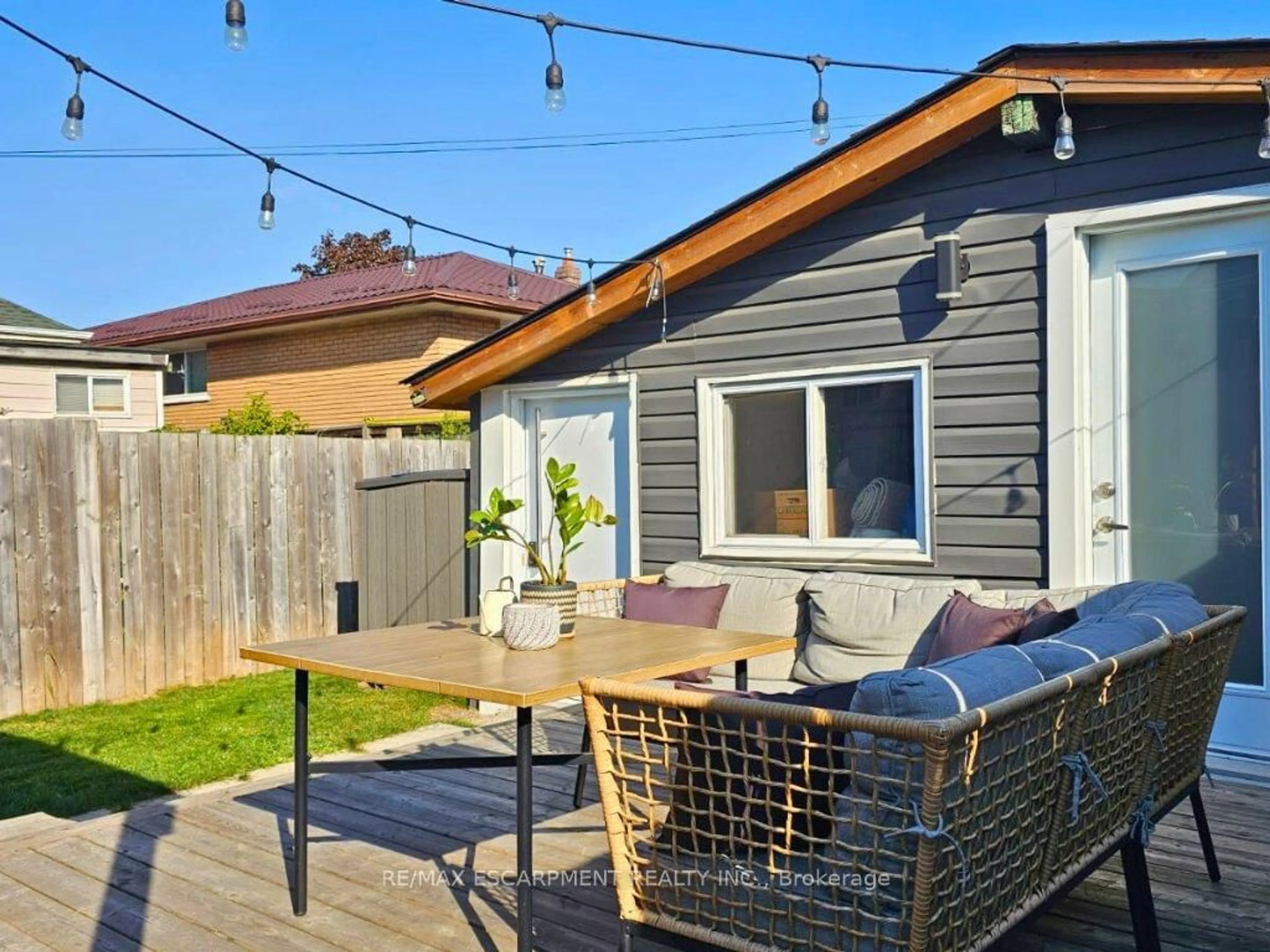 Patio, street for 48 Frederick Ave, Hamilton Ontario L8H 4K4