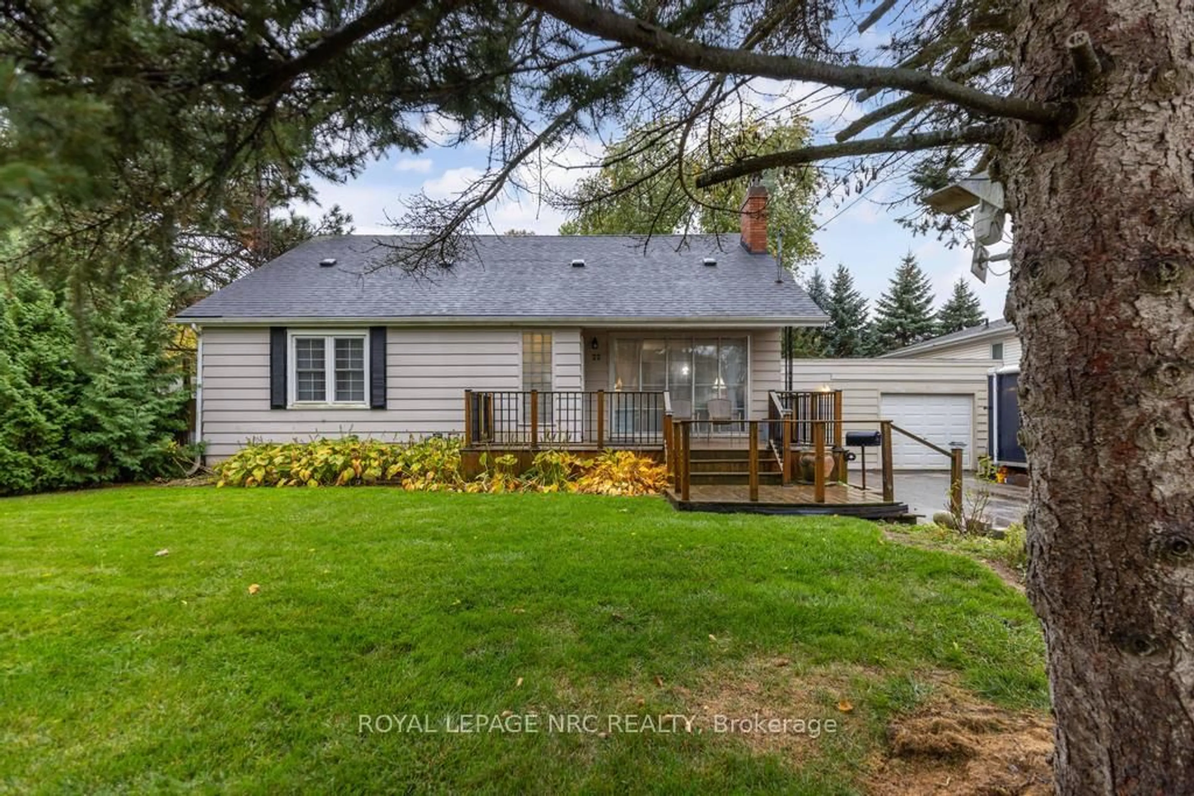 Home with vinyl exterior material, street for 22 Beamer Ave, St. Catharines Ontario L2M 2L3