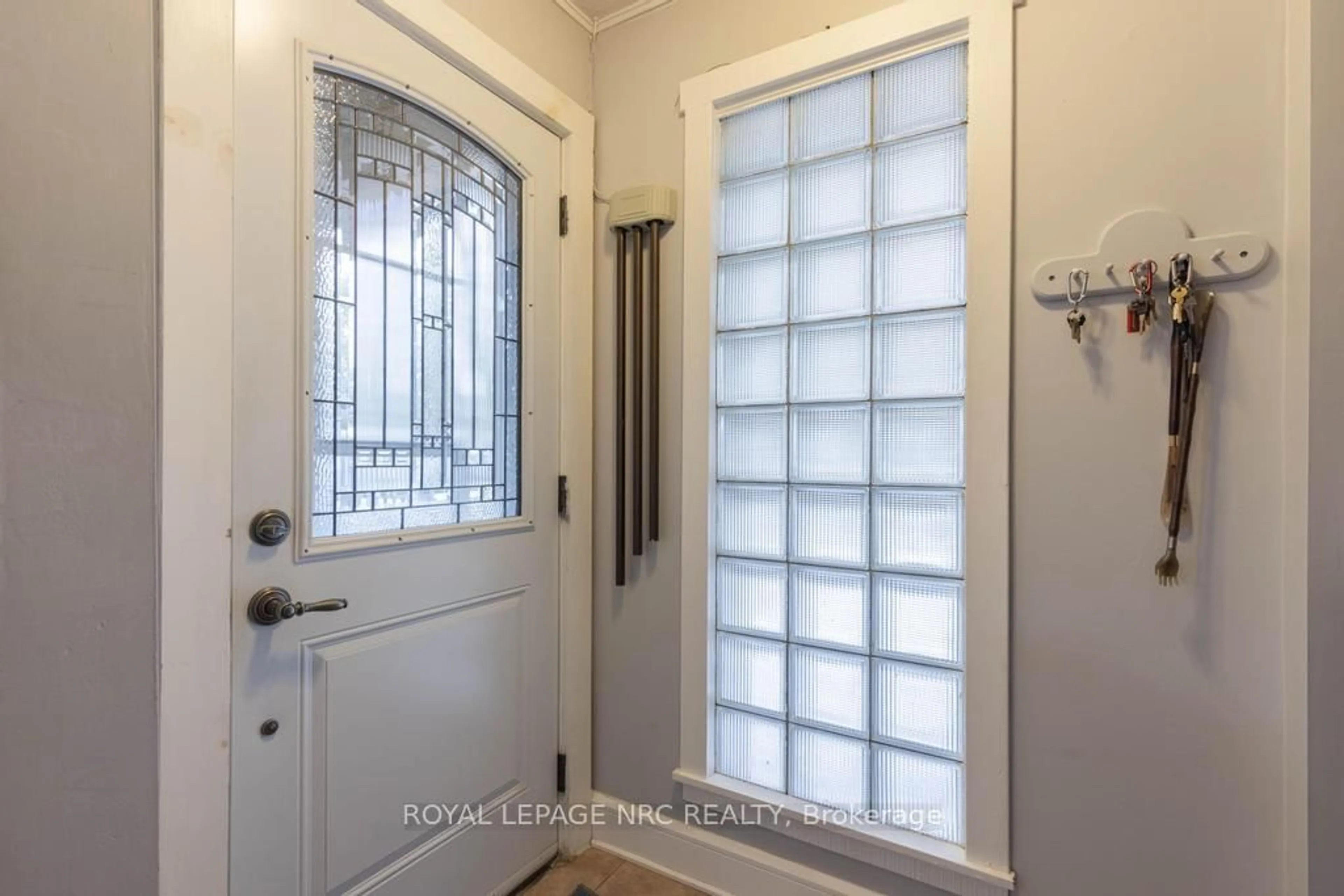 Indoor entryway for 22 Beamer Ave, St. Catharines Ontario L2M 2L3