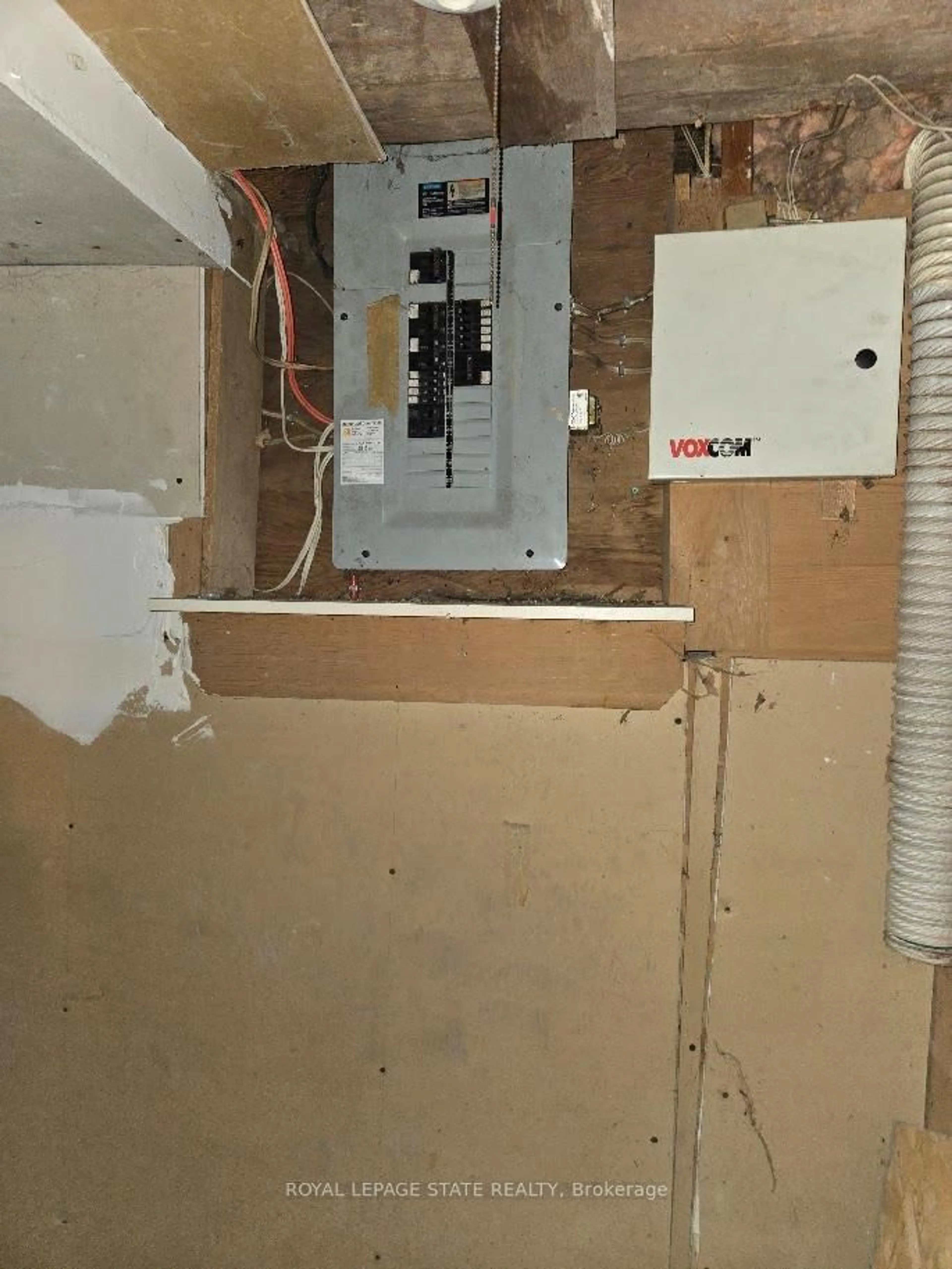 A pic of a room for 160 Sanford Ave, Hamilton Ontario L8L 5Z7