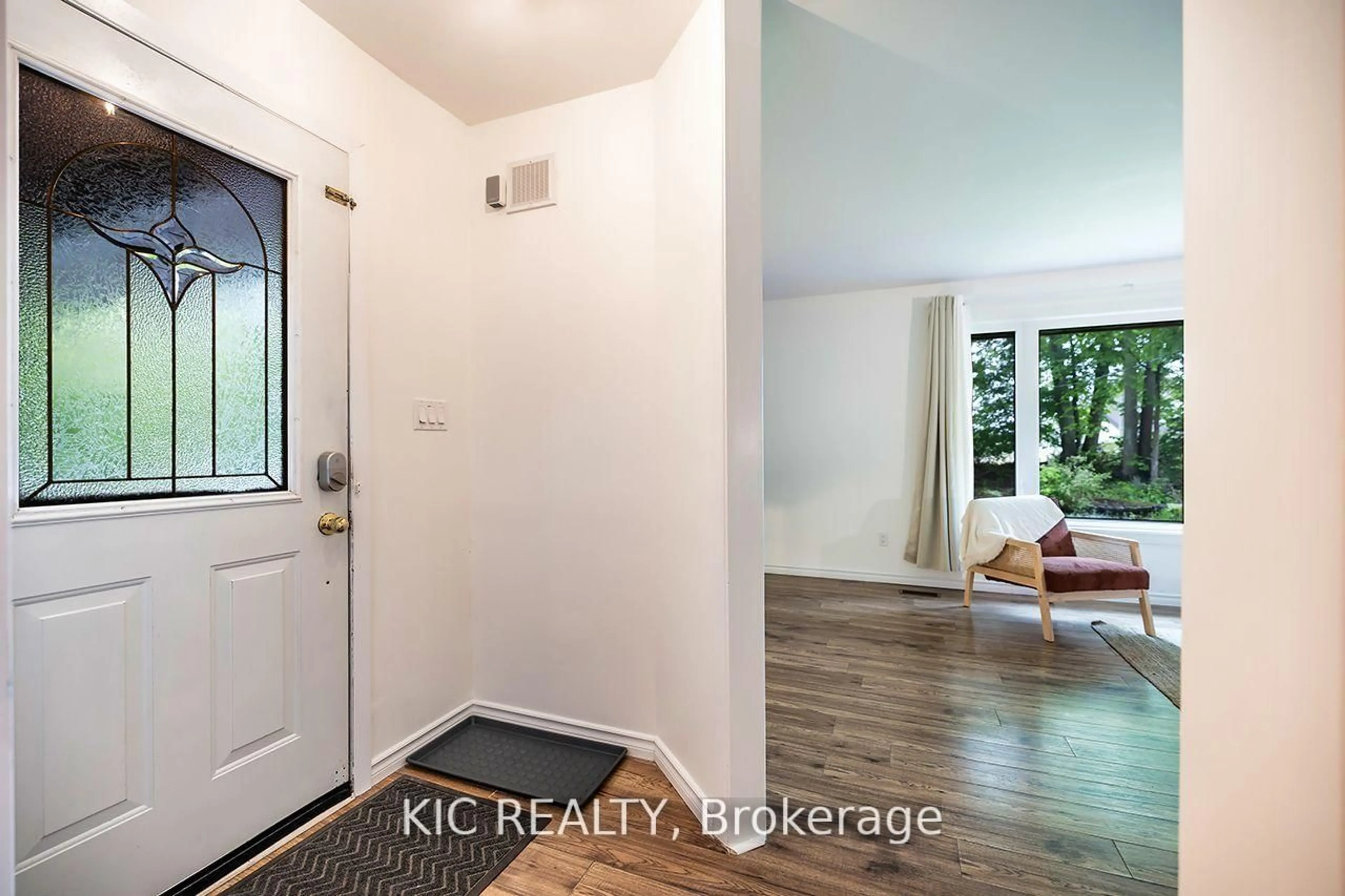 Indoor entryway for 6 Sumcot Dr, Trent Lakes Ontario K0L 1J0