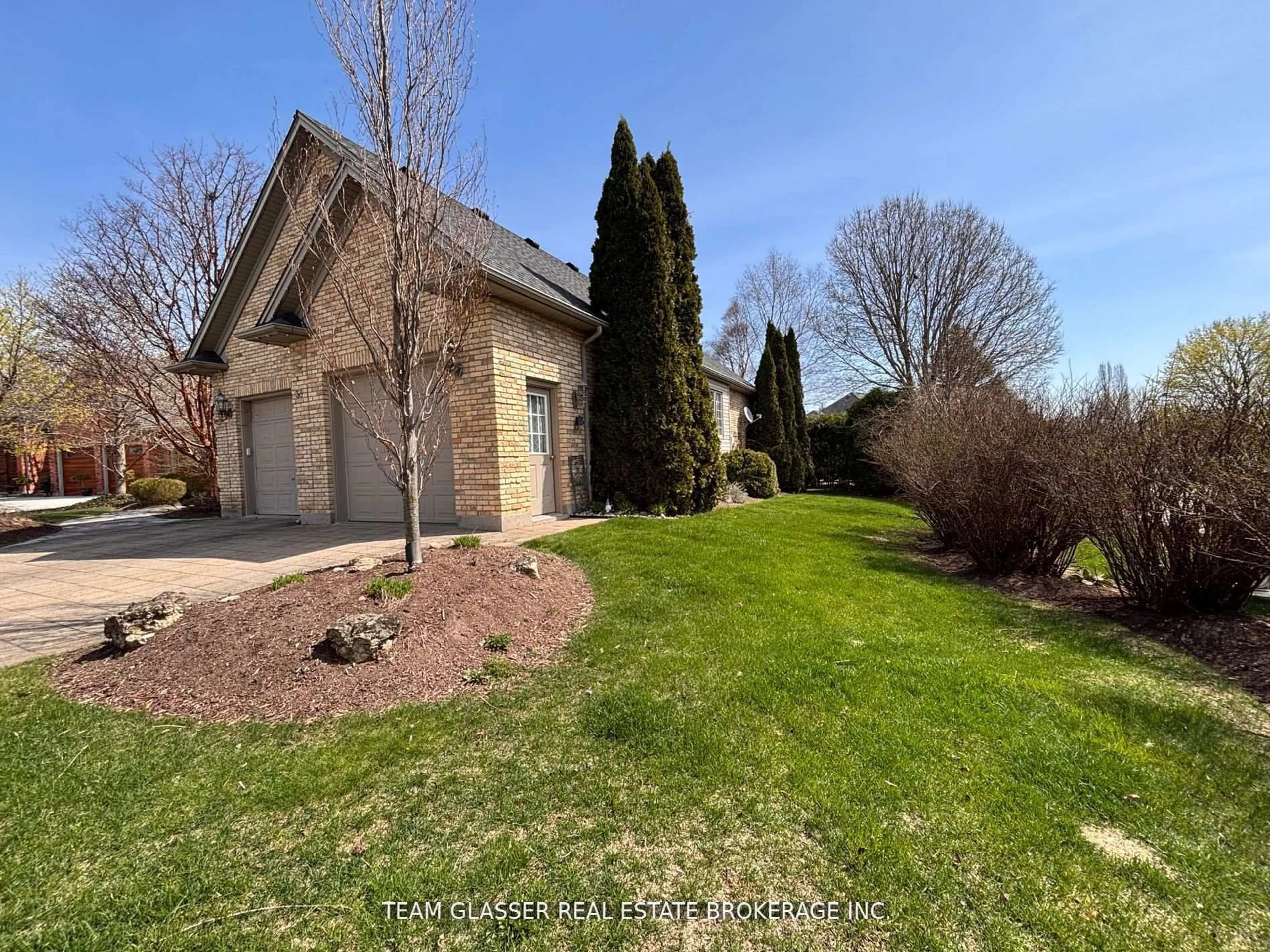 A pic from outside/outdoor area/front of a property/back of a property/a pic from drone, unknown for 38 Butternut Grve, London South Ontario N6K 4J4