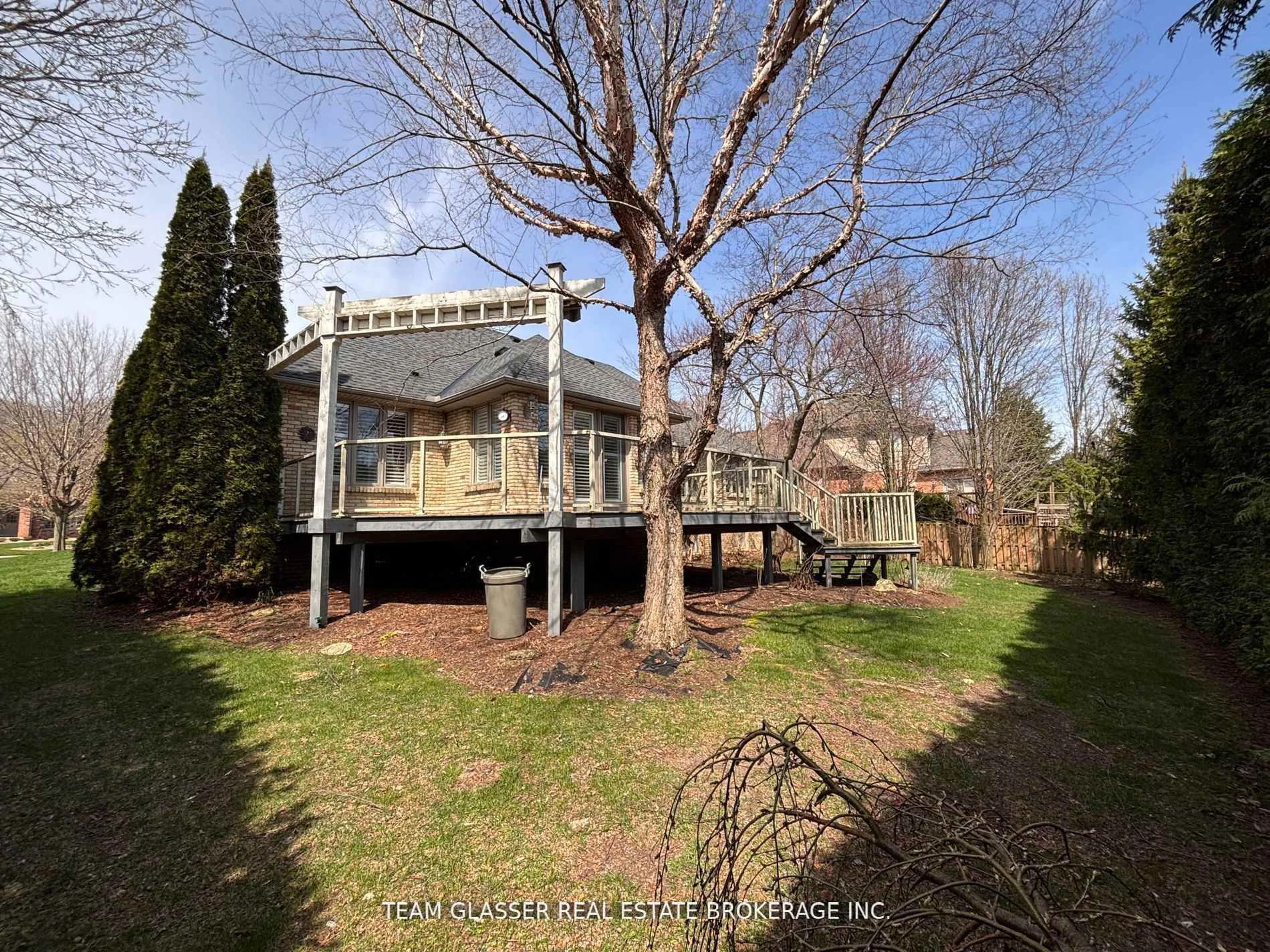 A pic from outside/outdoor area/front of a property/back of a property/a pic from drone, unknown for 38 Butternut Grve, London South Ontario N6K 4J4