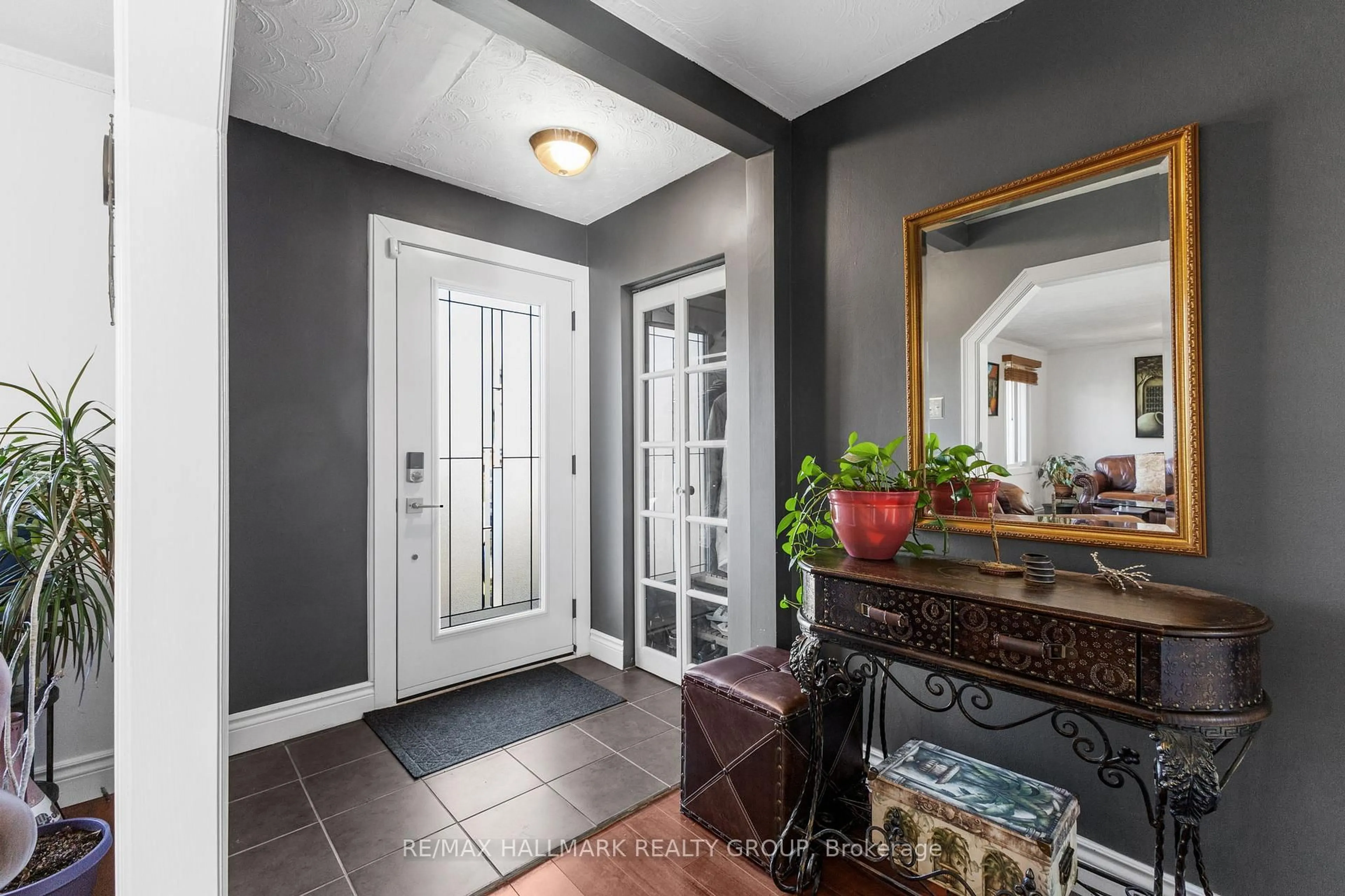 Indoor entryway for 1902 Rosebella Ave, Ottawa Ontario K1T 1G7
