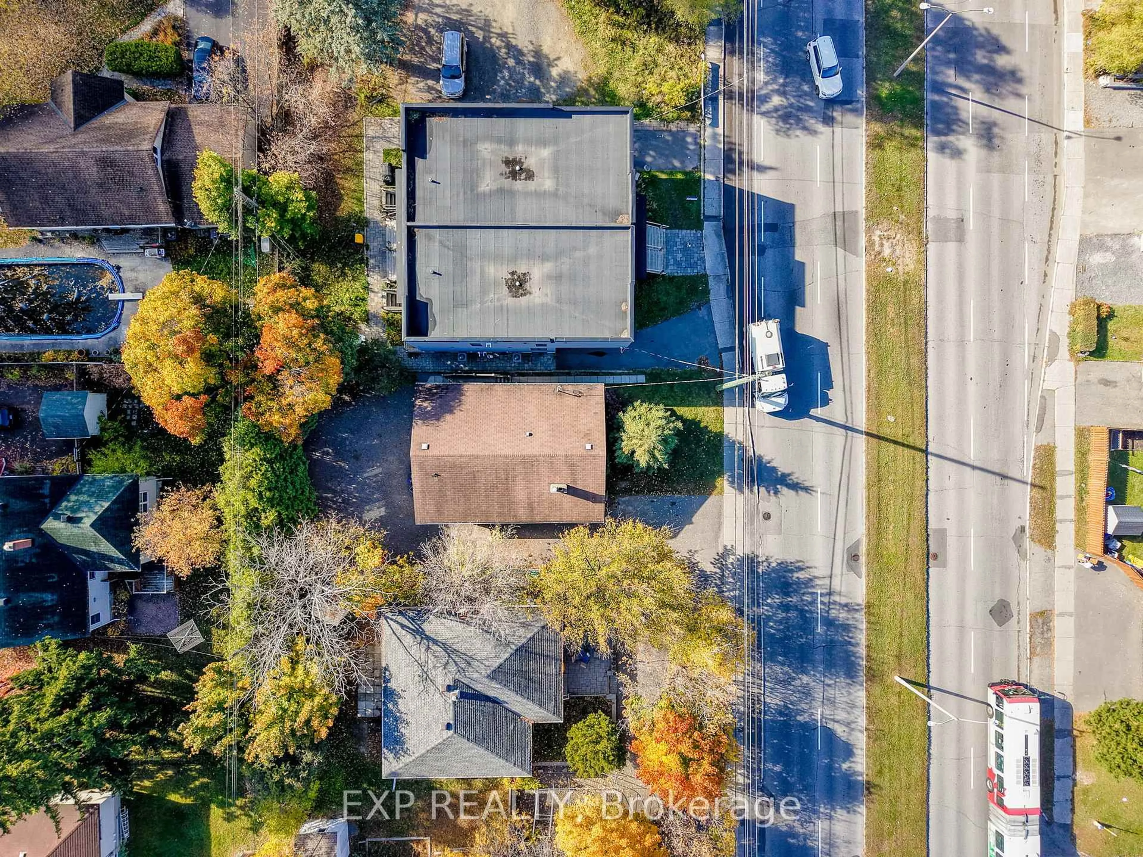 A pic from outside/outdoor area/front of a property/back of a property/a pic from drone, street for 1554 Baseline Rd, Ottawa Ontario K2C 0B3