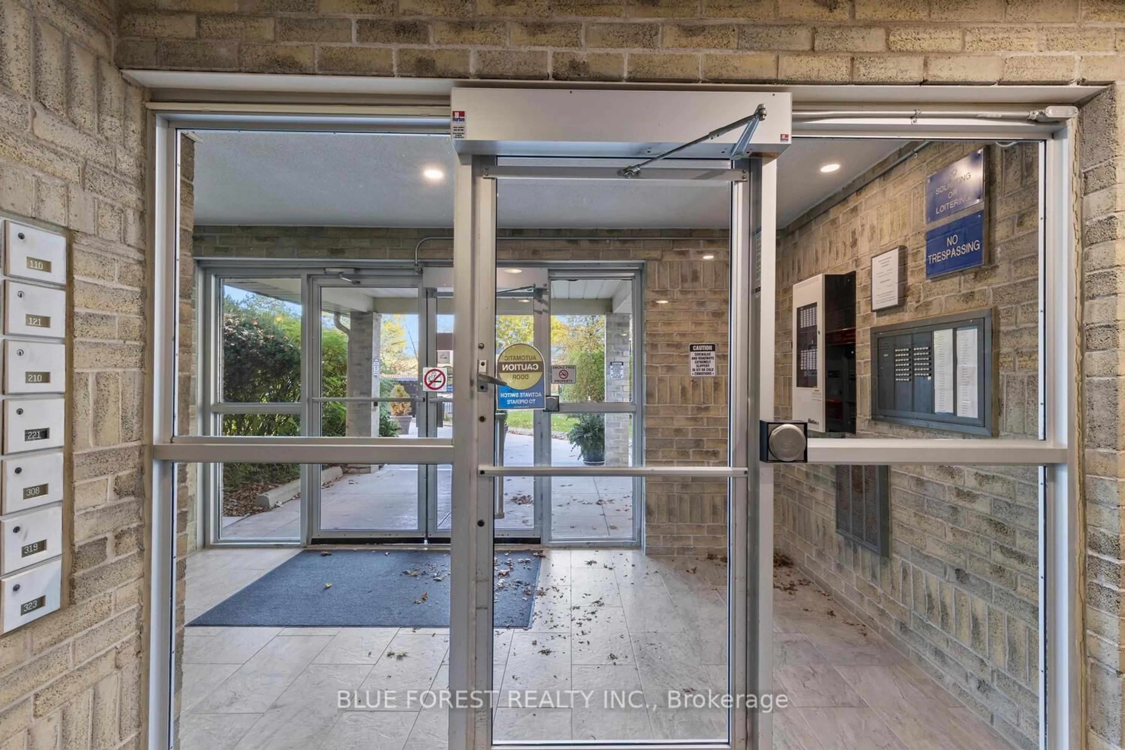 Indoor foyer for 725 Deveron Cres #223, London South Ontario N5Z 4X3