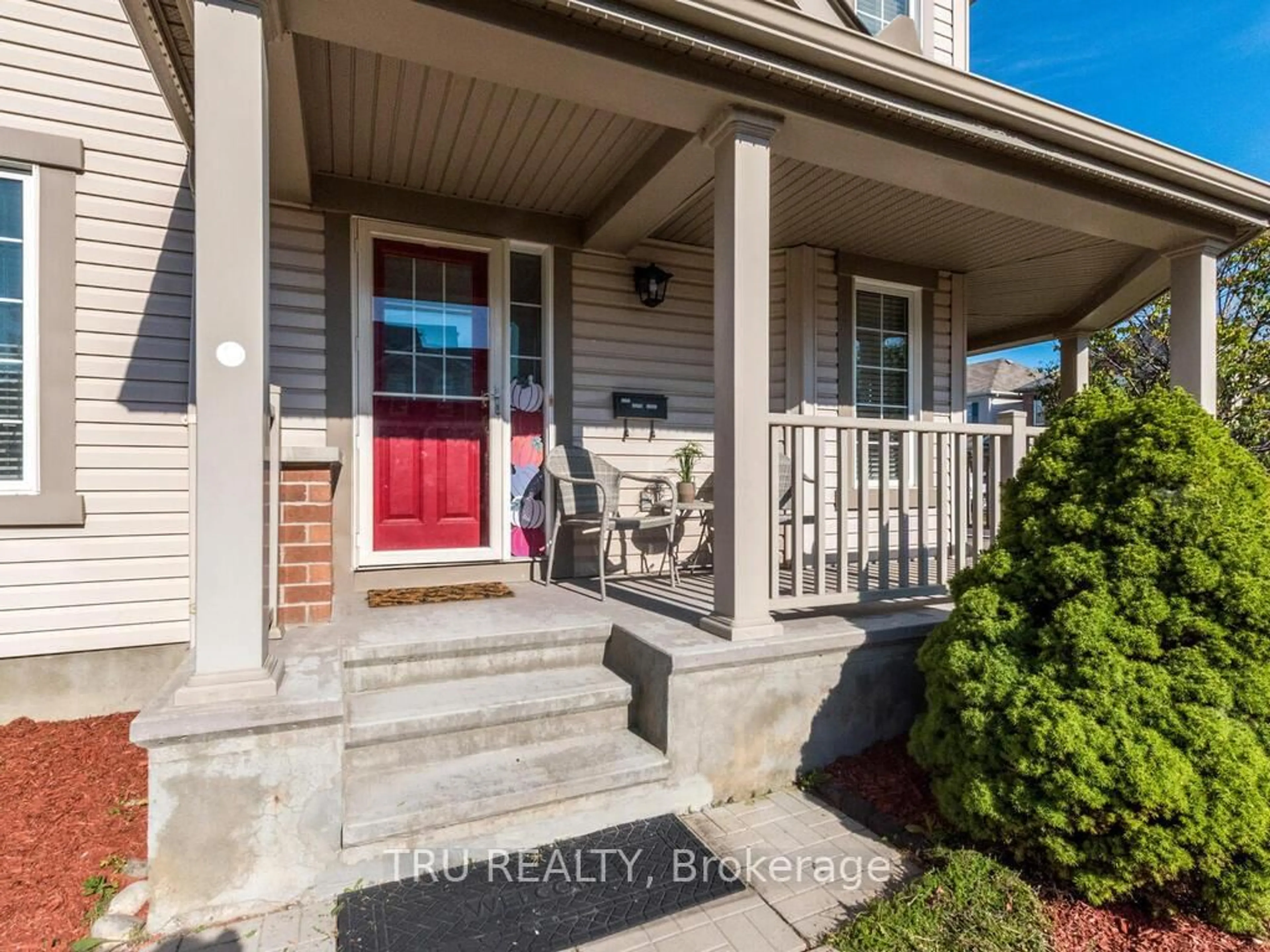Indoor entryway for 2757 Grand Canal St, Ottawa Ontario K2J 0S7