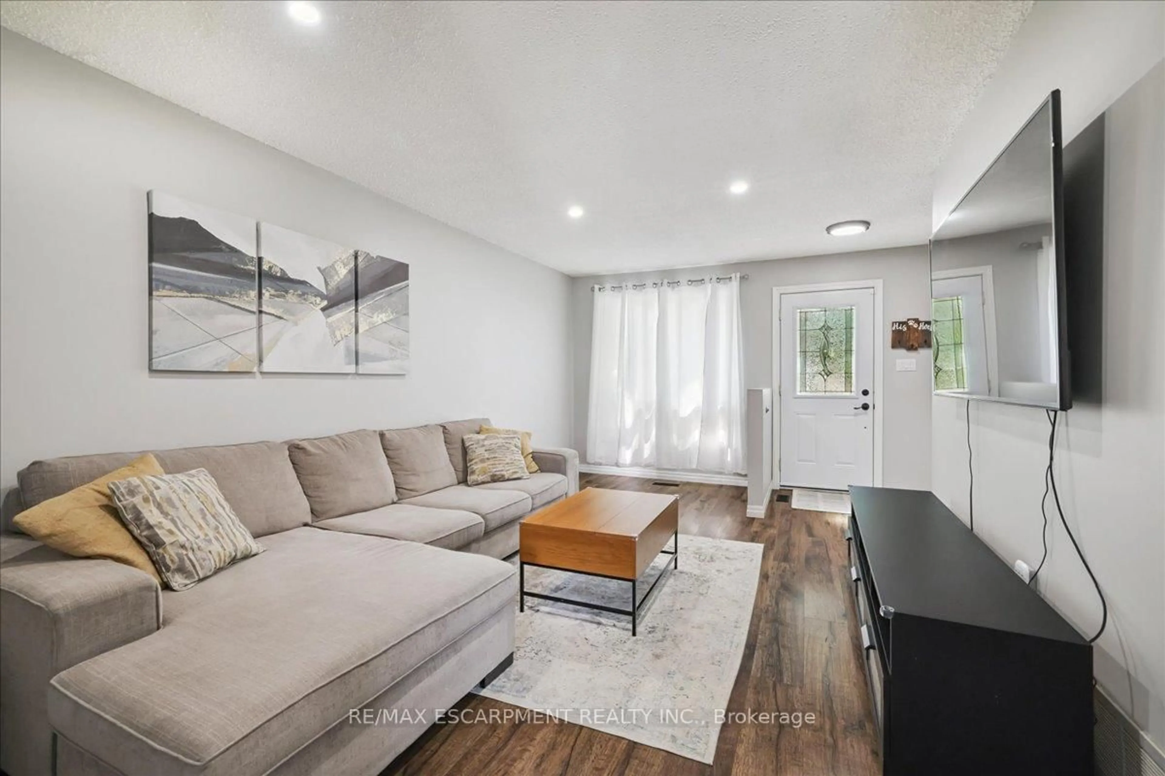 Living room with furniture, wood/laminate floor for 9 Inglewood St, Brantford Ontario N3P 1A4