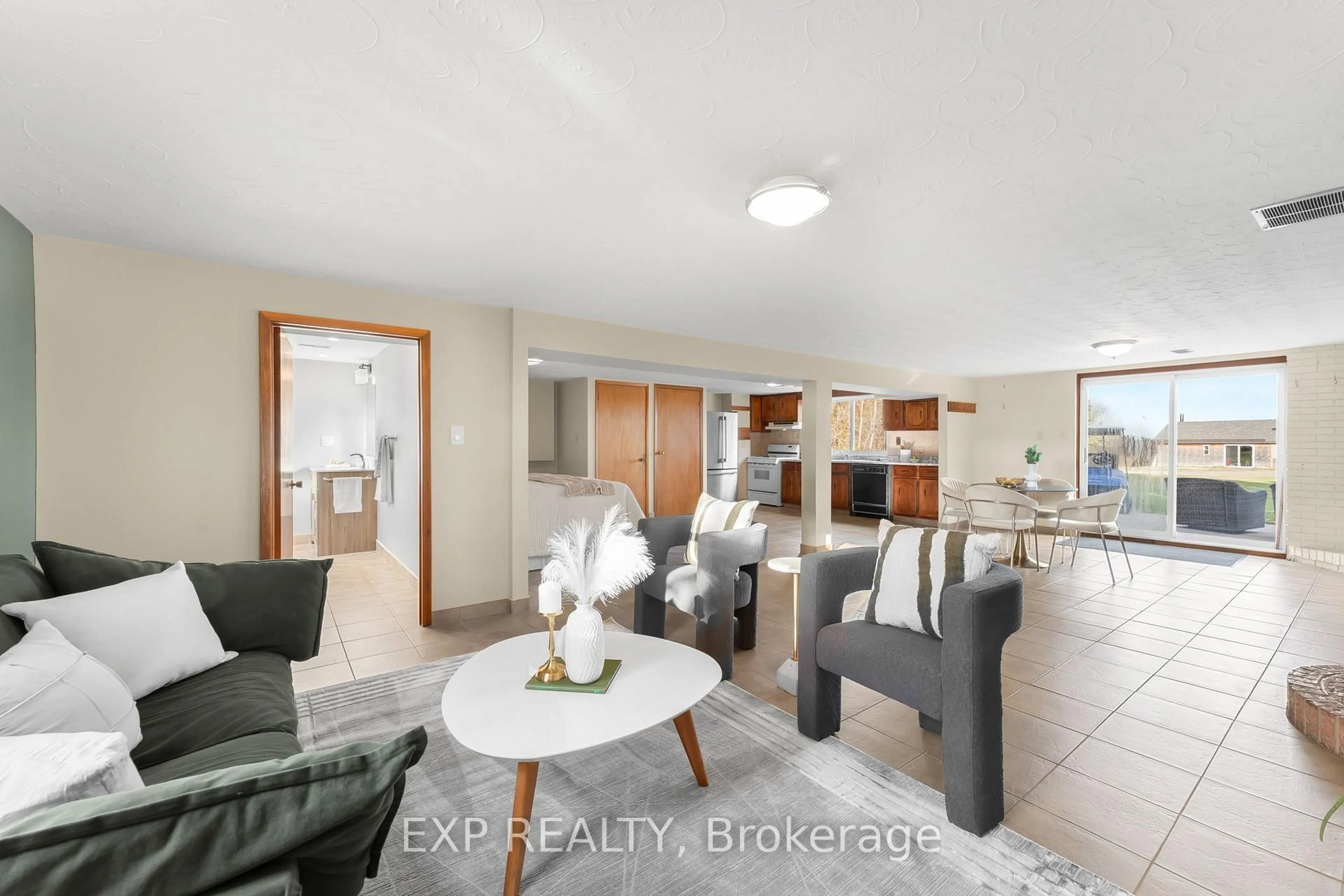 Living room with furniture, unknown for 548 Millgrove Side Rd, Hamilton Ontario L9H 5E2