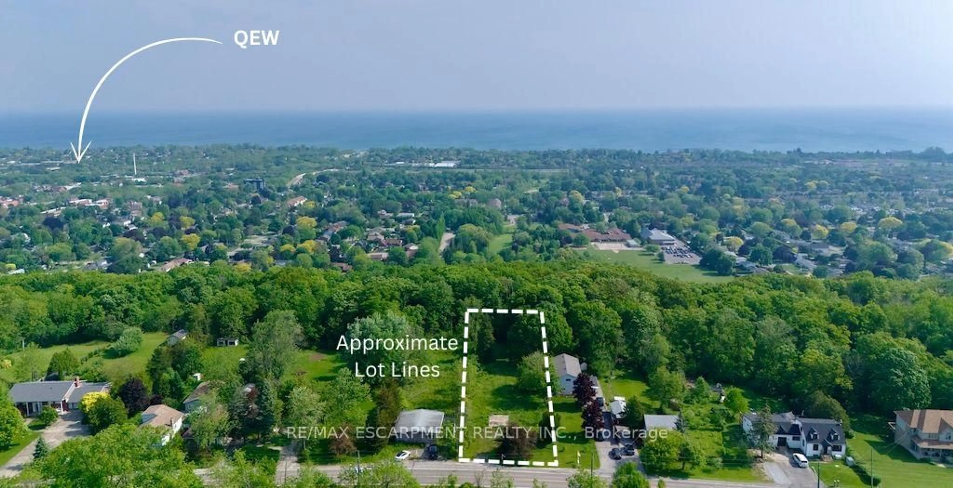 A pic from outside/outdoor area/front of a property/back of a property/a pic from drone, water/lake/river/ocean view for 59 Ridge Rd, Grimsby Ontario L3M 4E7