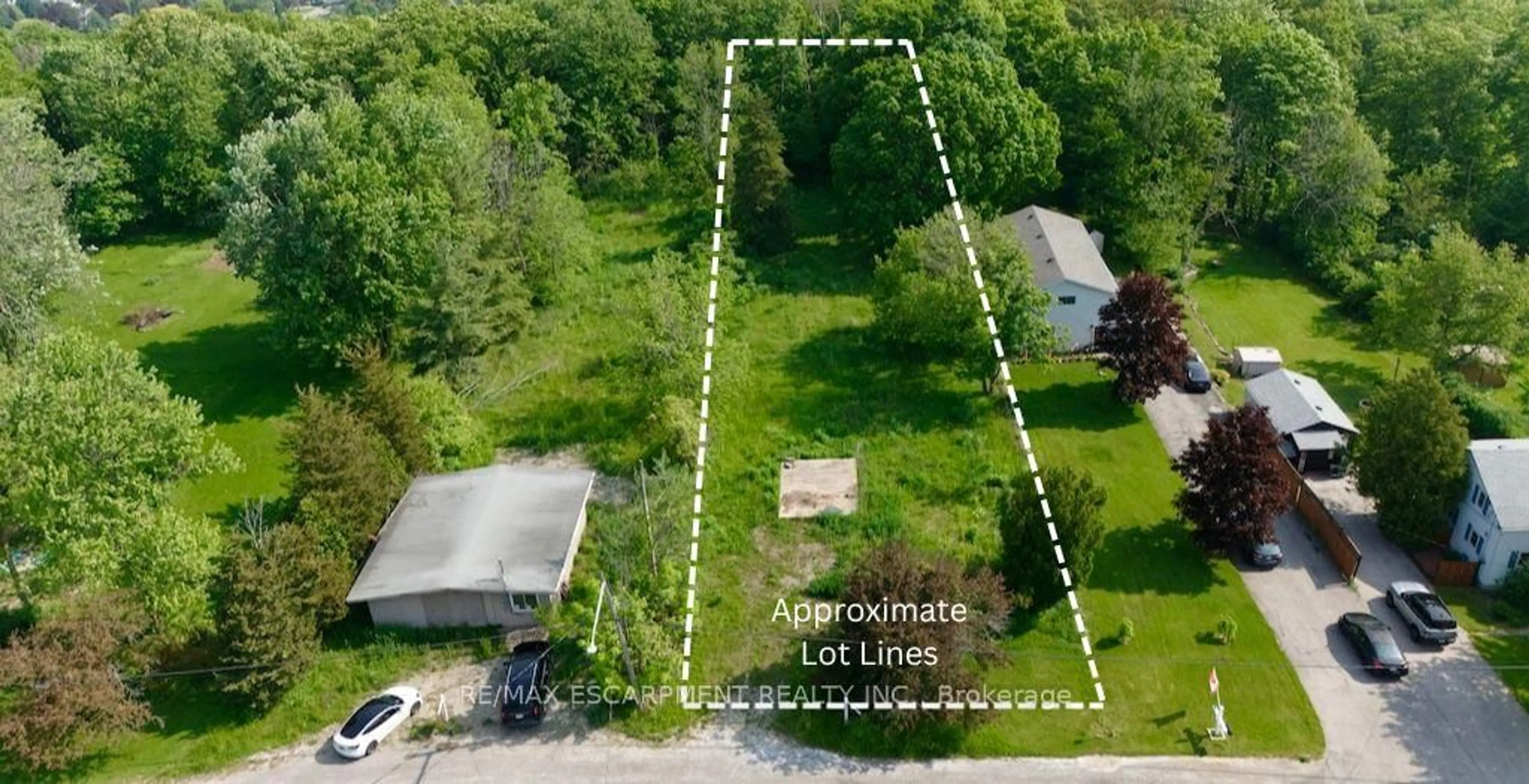 A pic from outside/outdoor area/front of a property/back of a property/a pic from drone, building for 59 Ridge Rd, Grimsby Ontario L3M 4E7