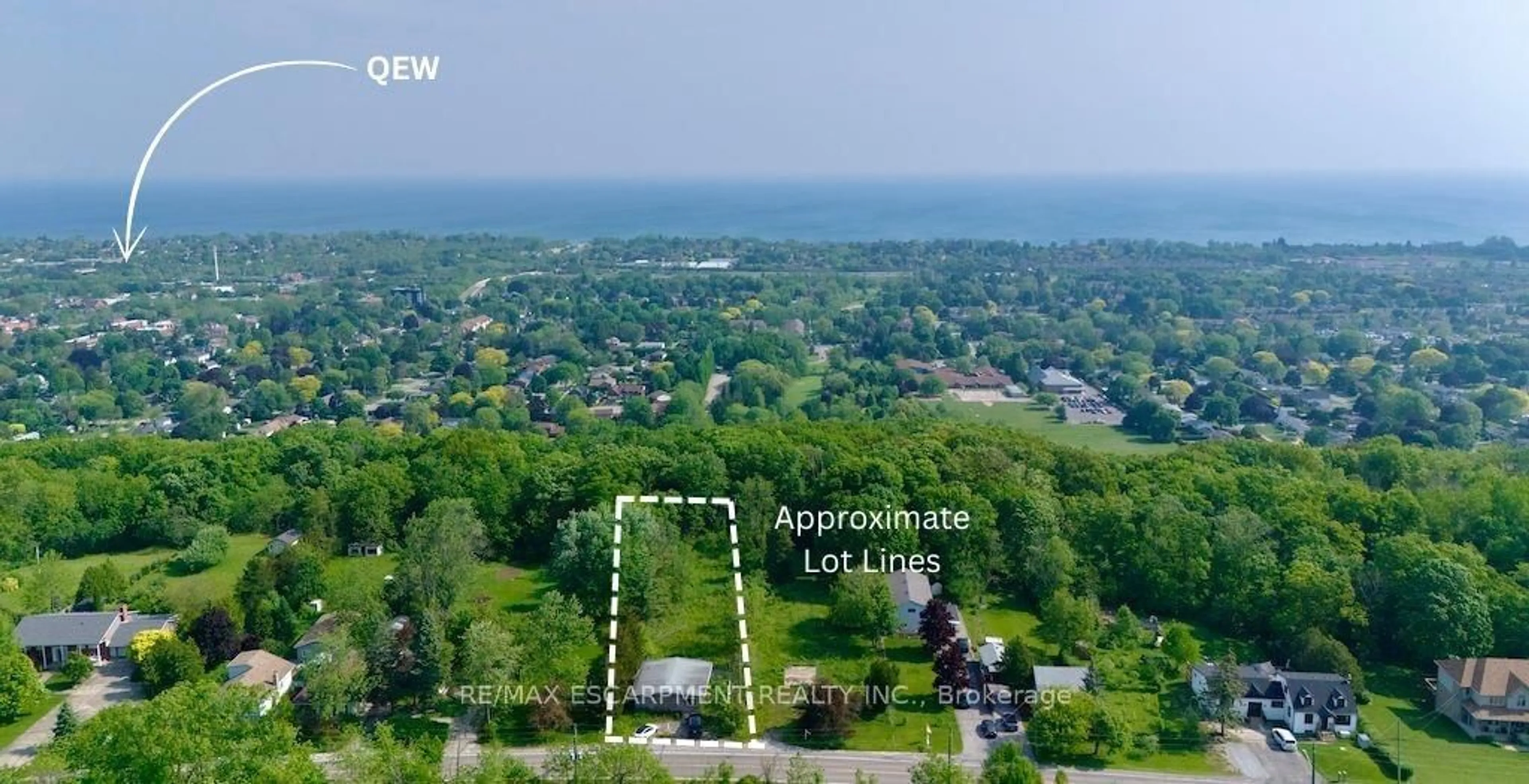 A pic from outside/outdoor area/front of a property/back of a property/a pic from drone, water/lake/river/ocean view for 55 Ridge Rd, Grimsby Ontario L3M 4E7