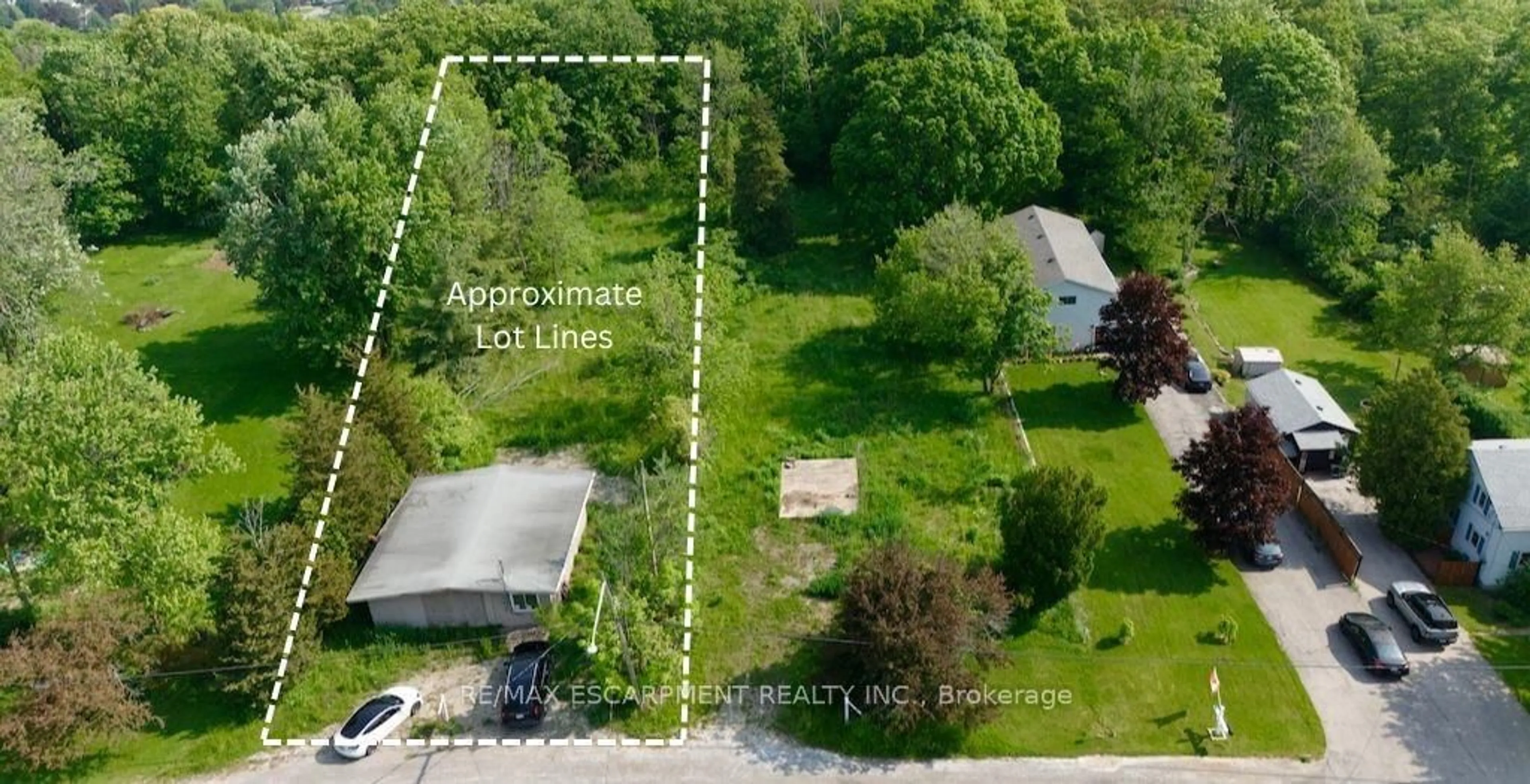 A pic from outside/outdoor area/front of a property/back of a property/a pic from drone, building for 55 Ridge Rd, Grimsby Ontario L3M 4E7