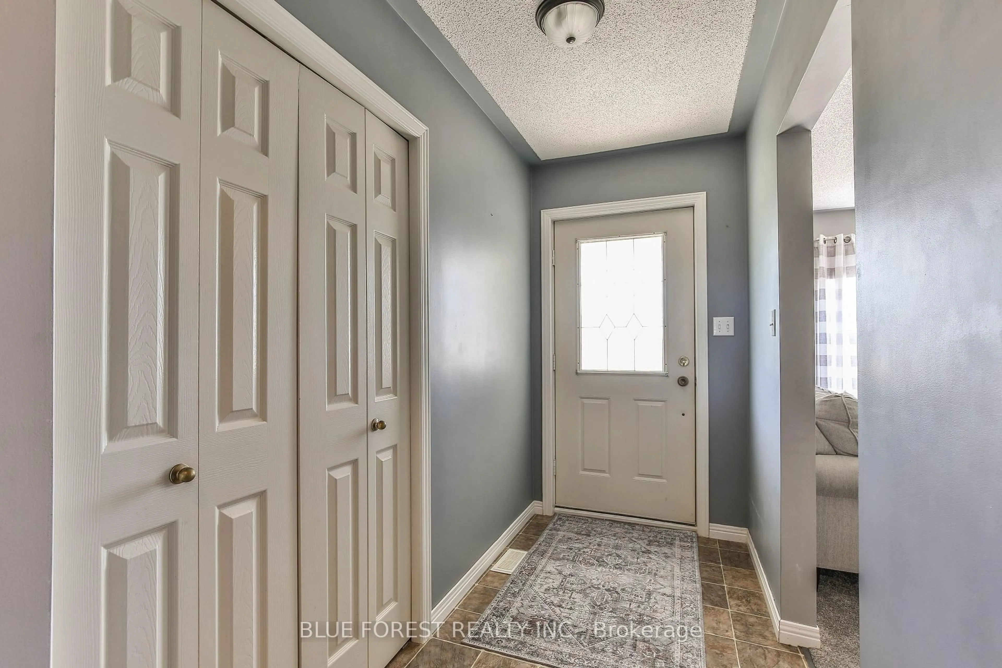Indoor entryway for 50000 Dingle St, Malahide Ontario N5H 2R1