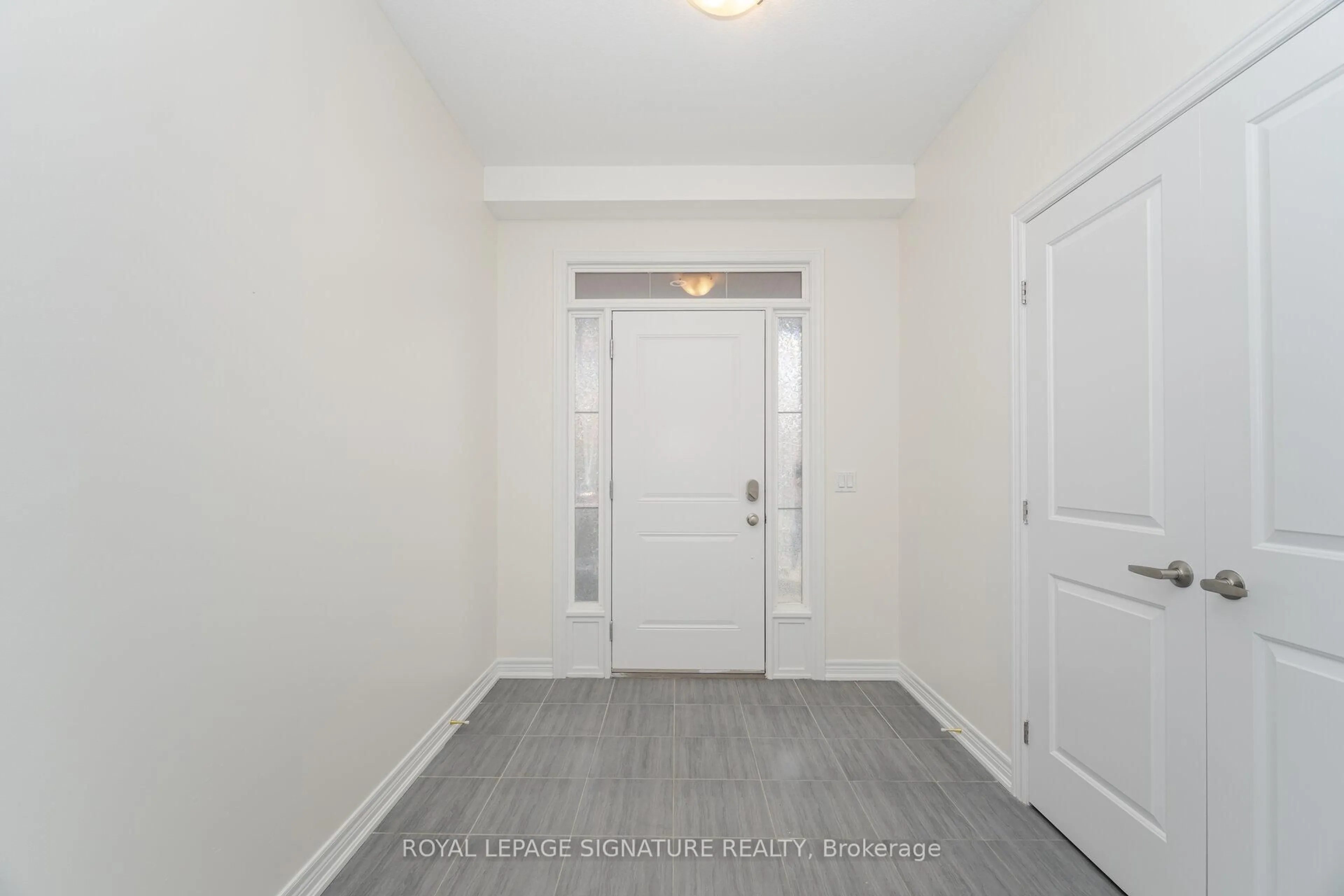 Indoor entryway for 5 Ridgeside Lane, Hamilton Ontario L8B 1W5