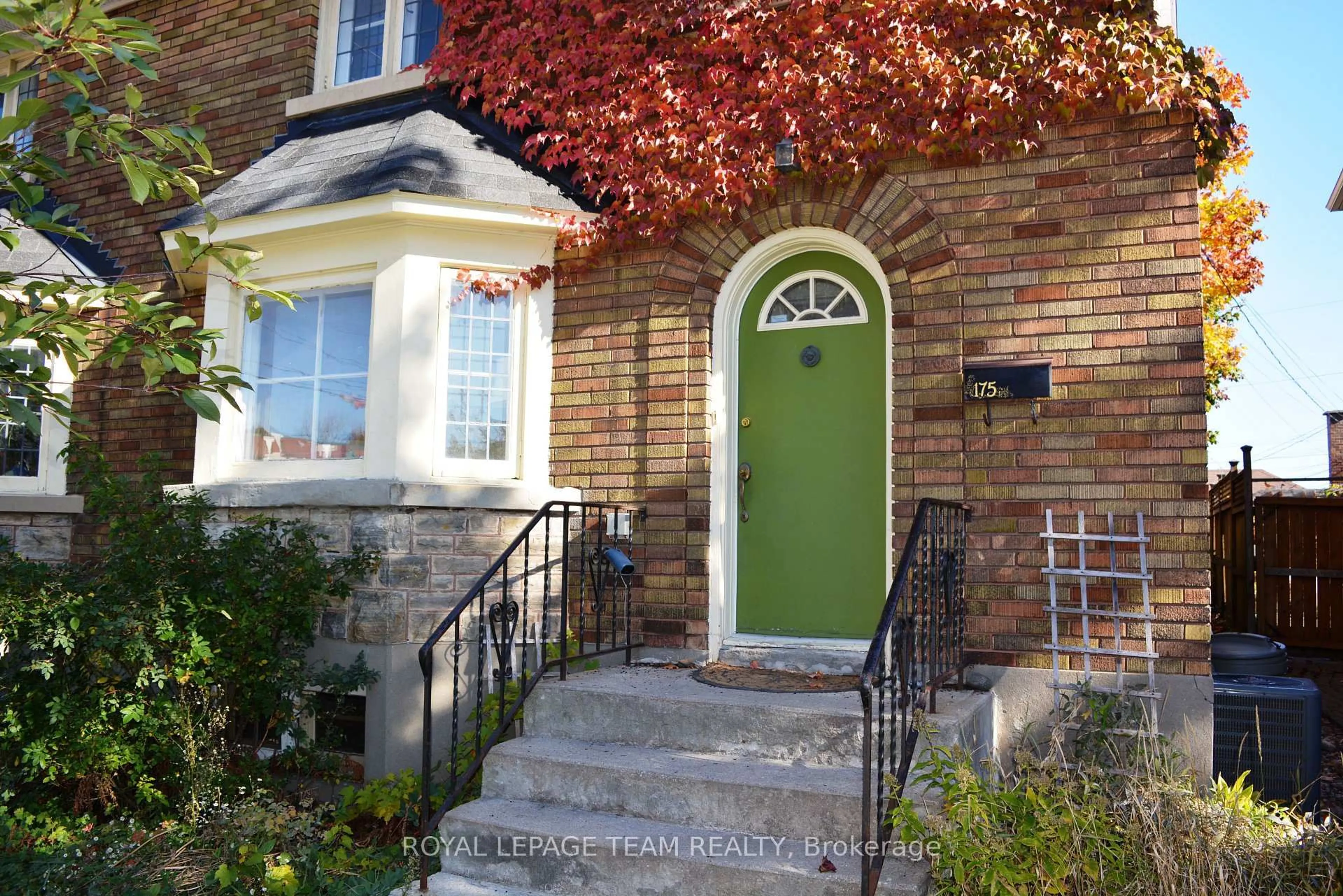 Indoor entryway for 175 Breezehill Ave, Ottawa Ontario K1Y 2J1