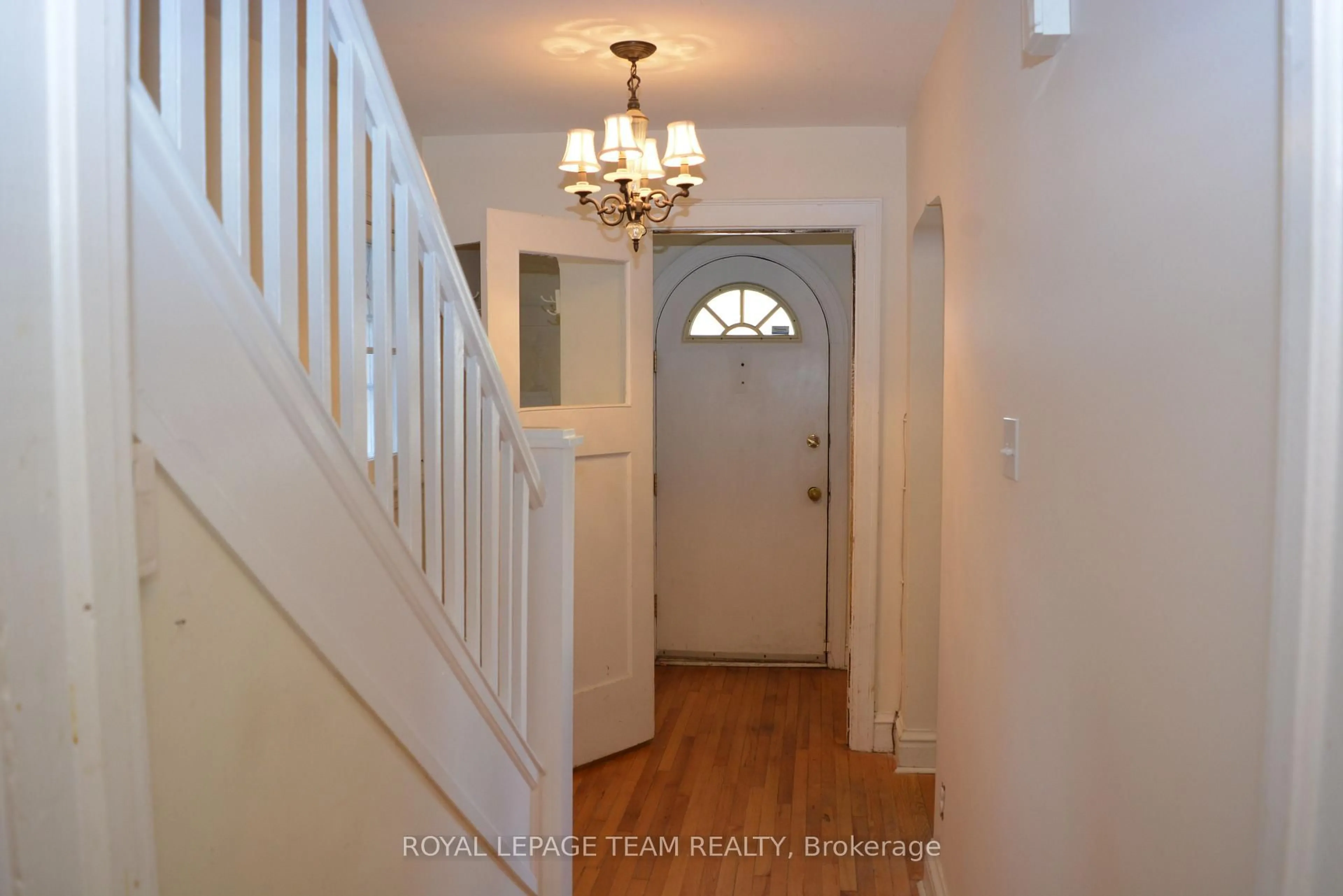 Indoor entryway for 175 Breezehill Ave, Ottawa Ontario K1Y 2J1