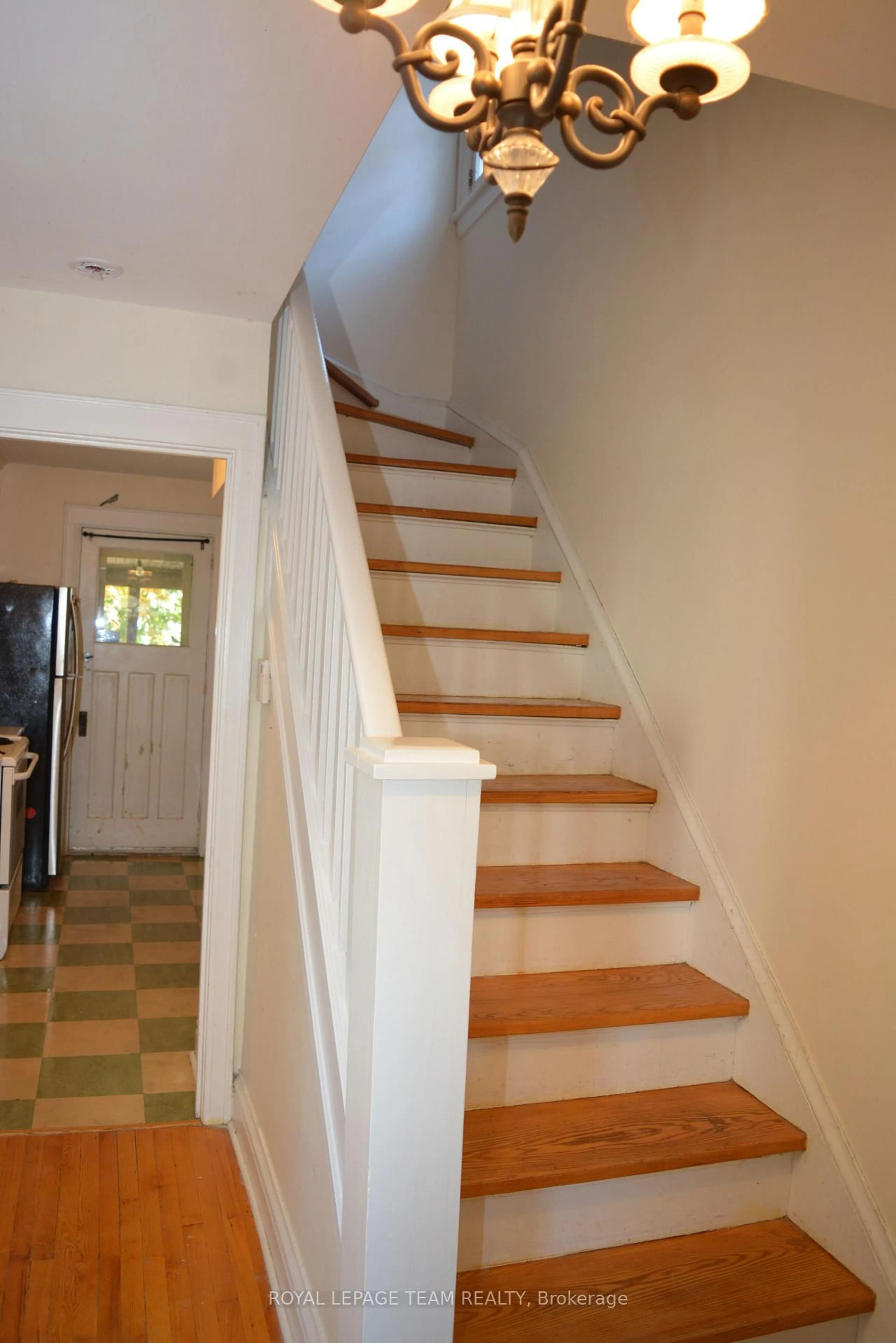 Stairs for 175 Breezehill Ave, Ottawa Ontario K1Y 2J1