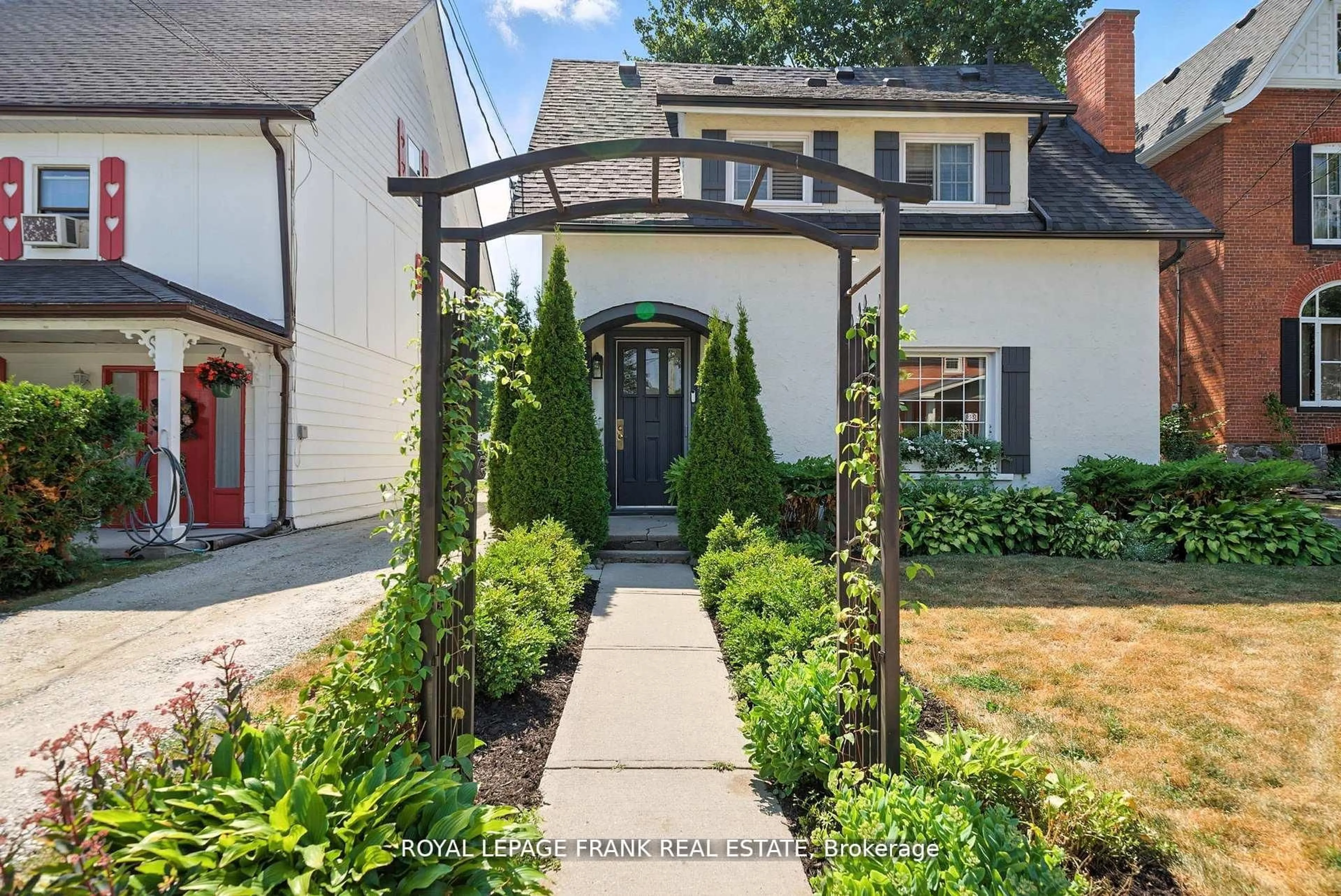 Indoor entryway for 41 Sussex St, Kawartha Lakes Ontario K9V 4H6