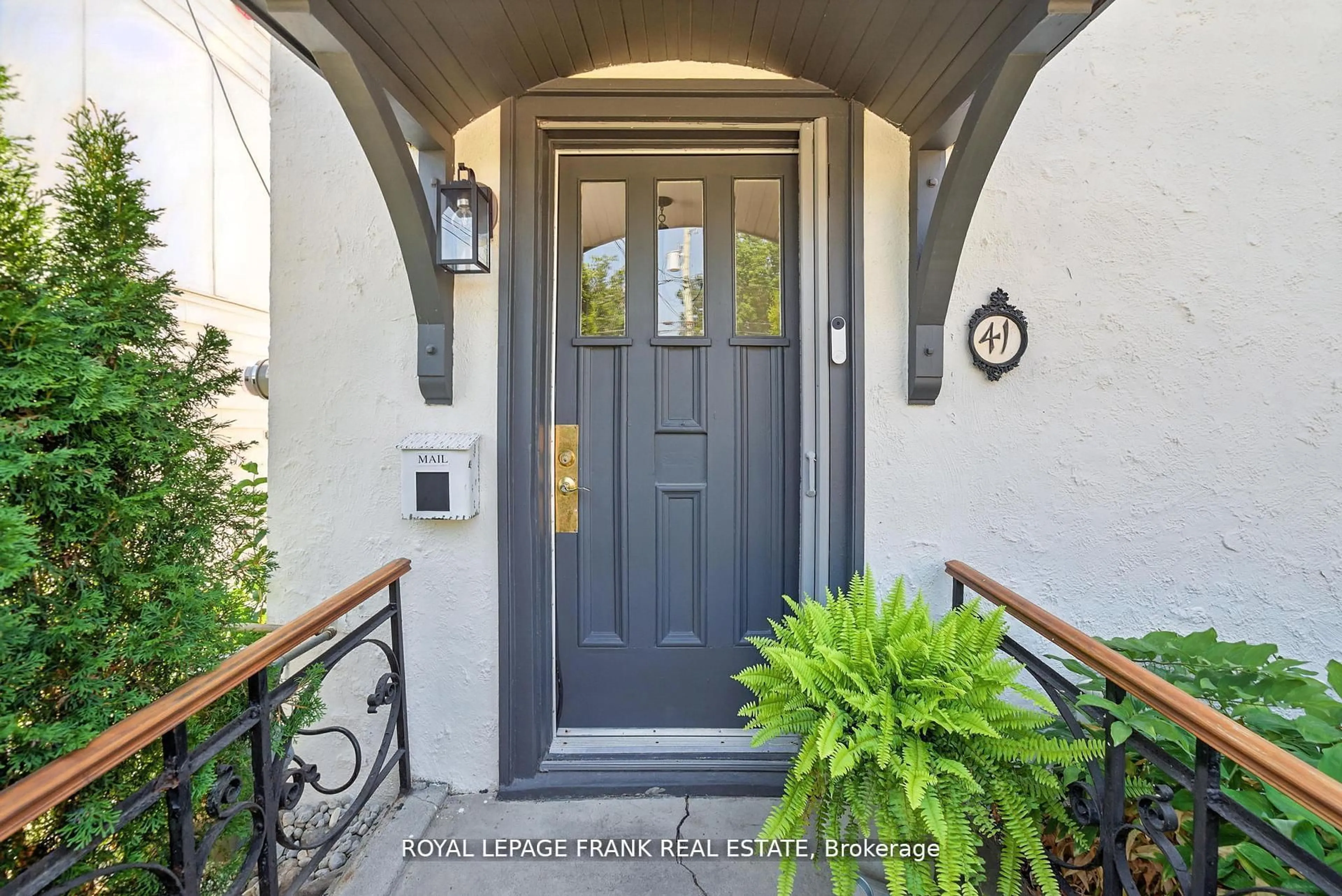 Indoor entryway for 41 Sussex St, Kawartha Lakes Ontario K9V 4H6