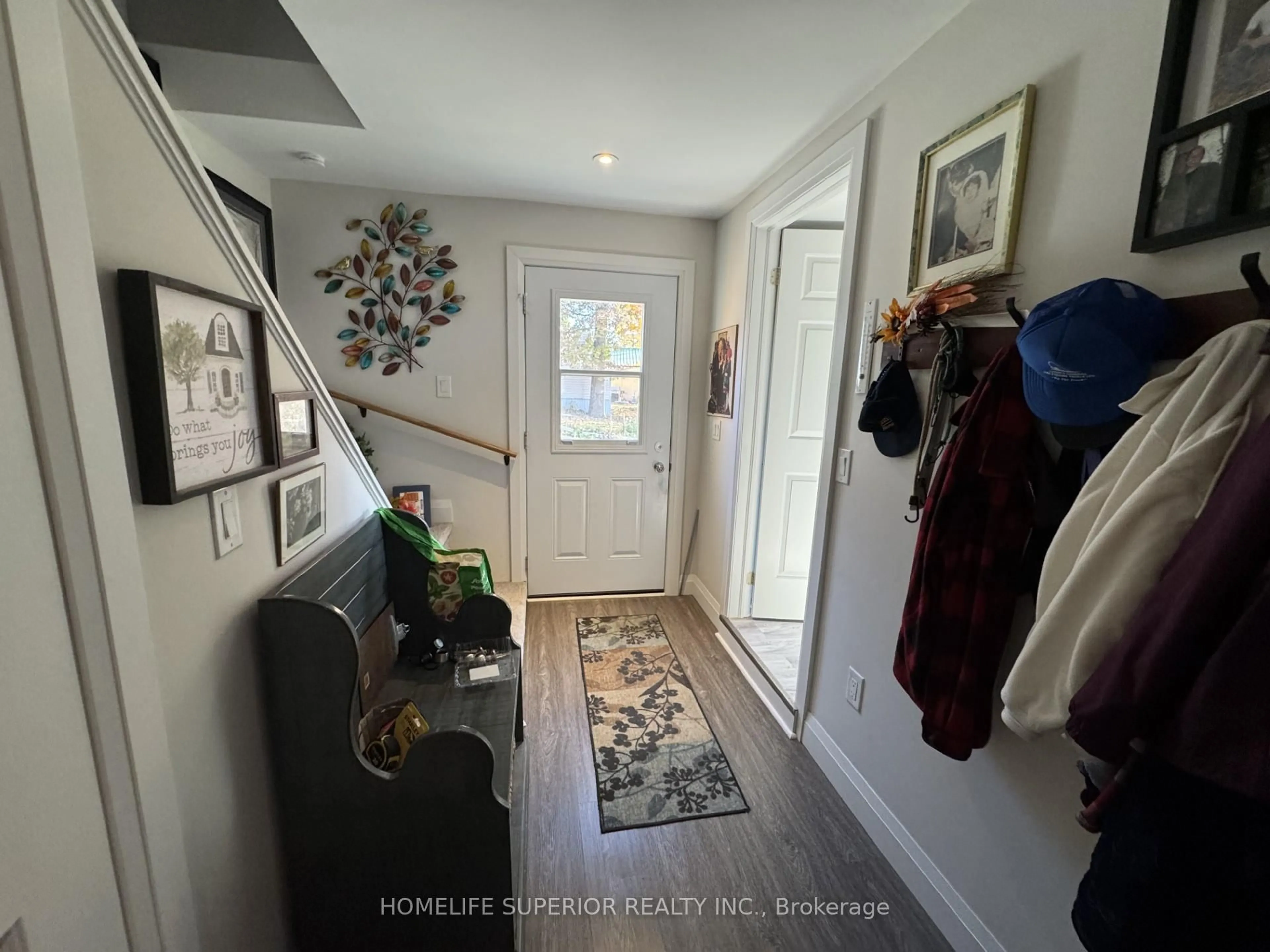 Indoor entryway for 36 Madoc St, Limoges Ontario K0K 2M0