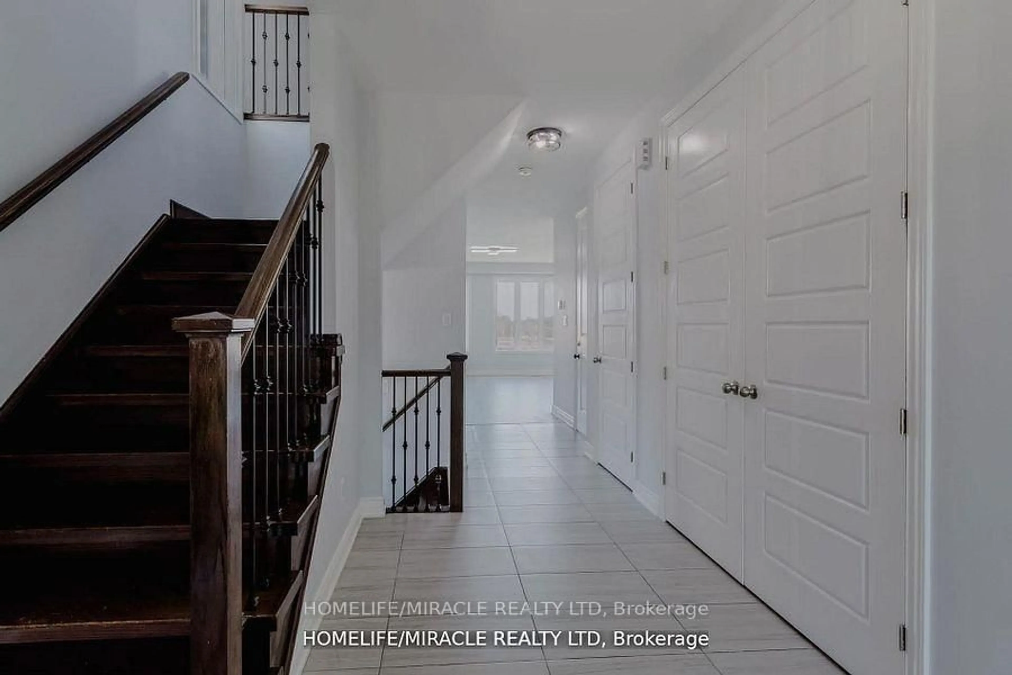 Indoor entryway for 13 Brookfield Crt, Ingersoll Ontario N5C 0C4