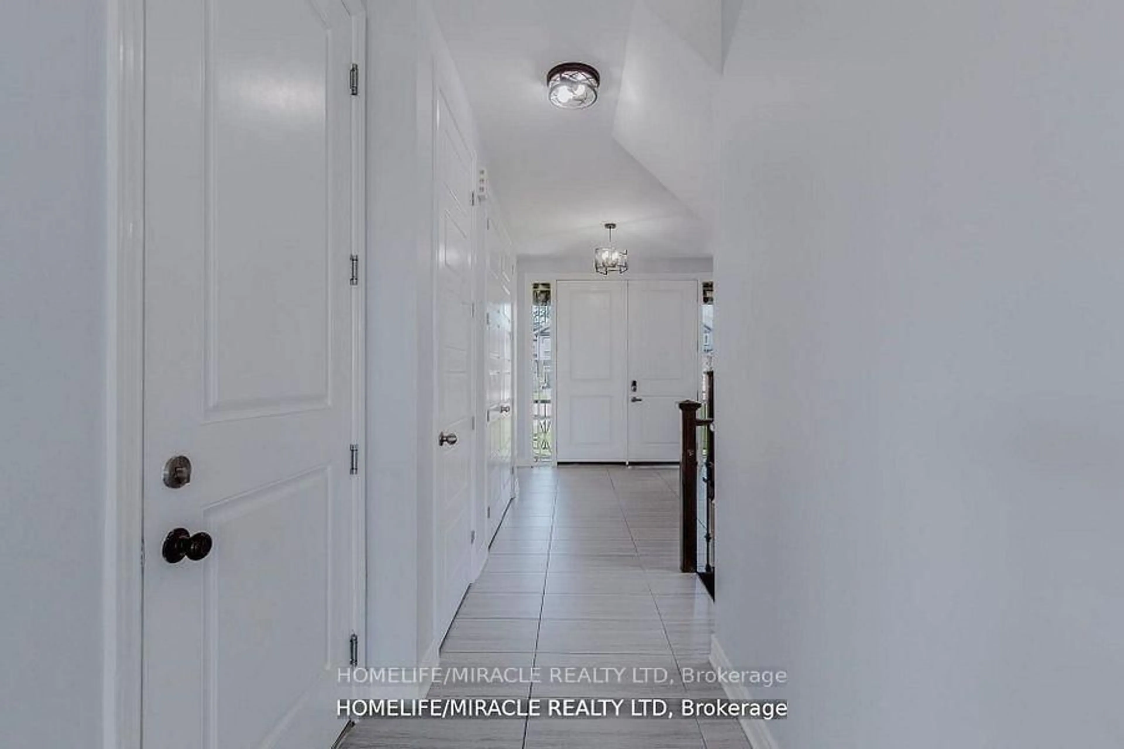 Indoor entryway for 13 Brookfield Crt, Ingersoll Ontario N5C 0C4