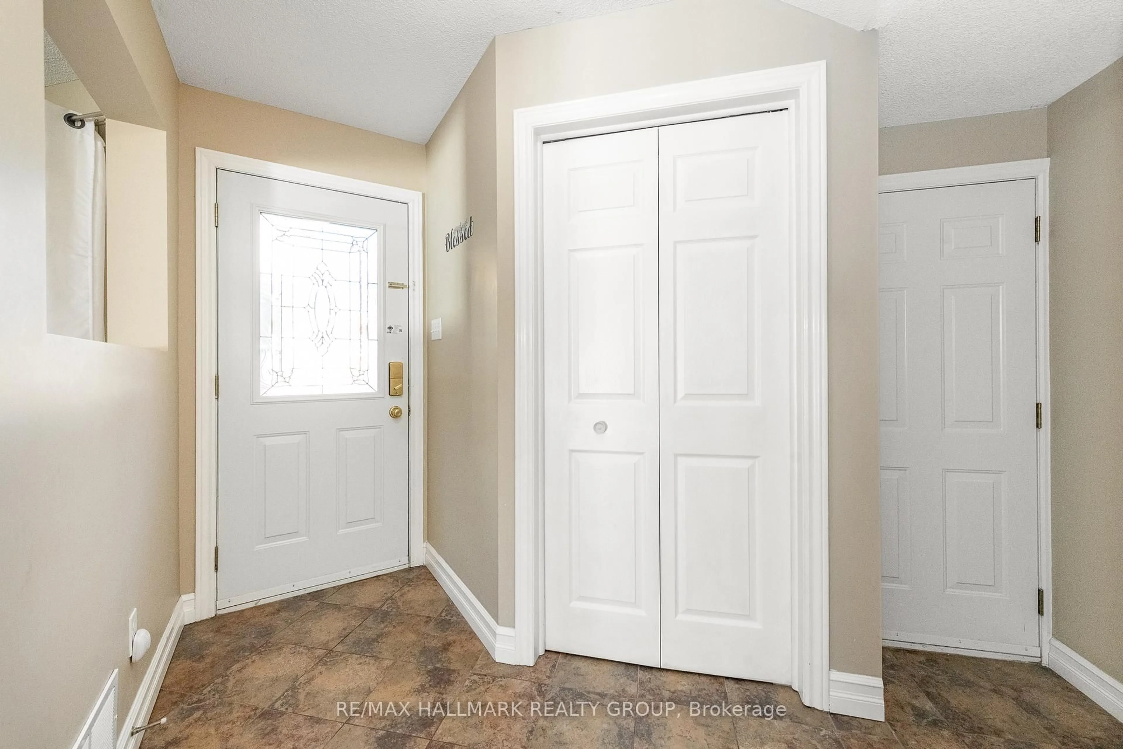Indoor entryway for 14 Roger Cres, Casselman Ontario K0A 1M0