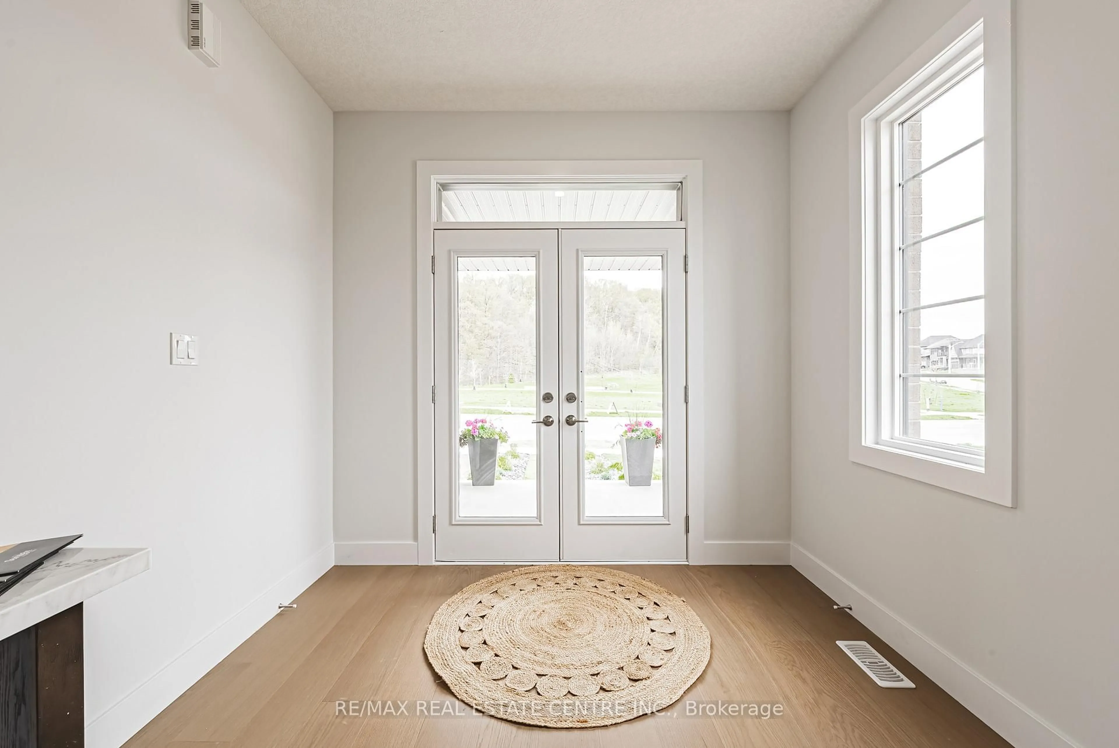 Indoor entryway for 546 Benninger Dr, Kitchener Ontario N2E 0C9