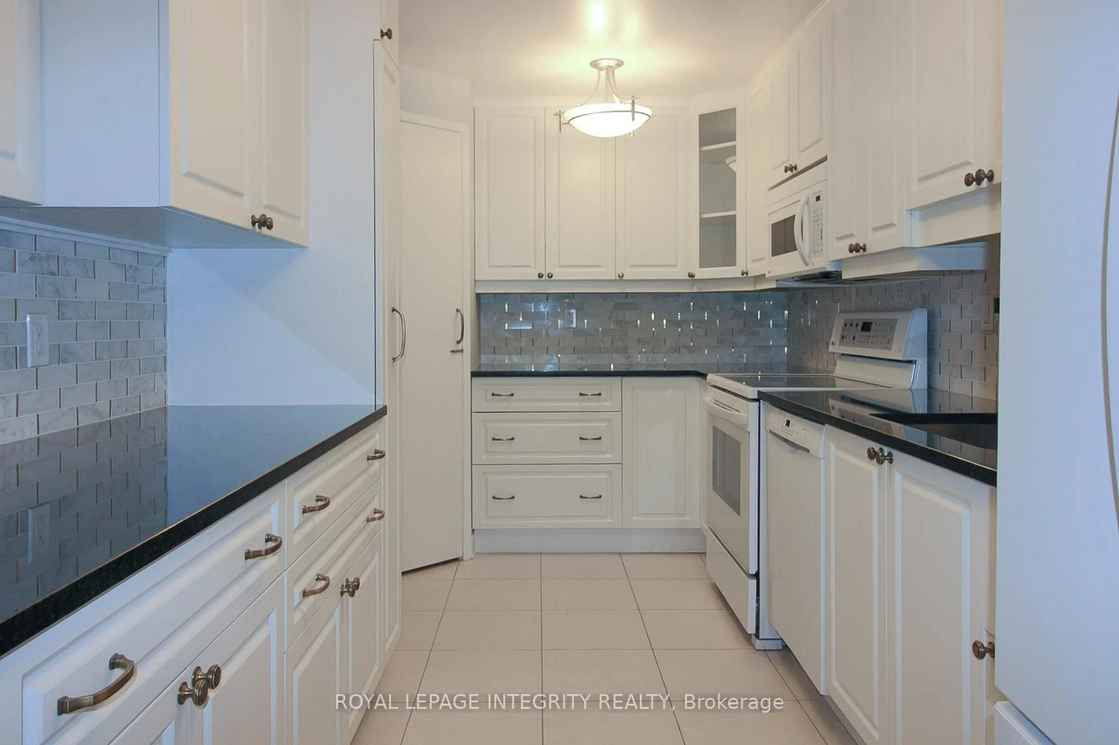 Standard kitchen, ceramic/tile floor for 1080 DES ORMES Pl, Orleans Ontario K1C 5L7