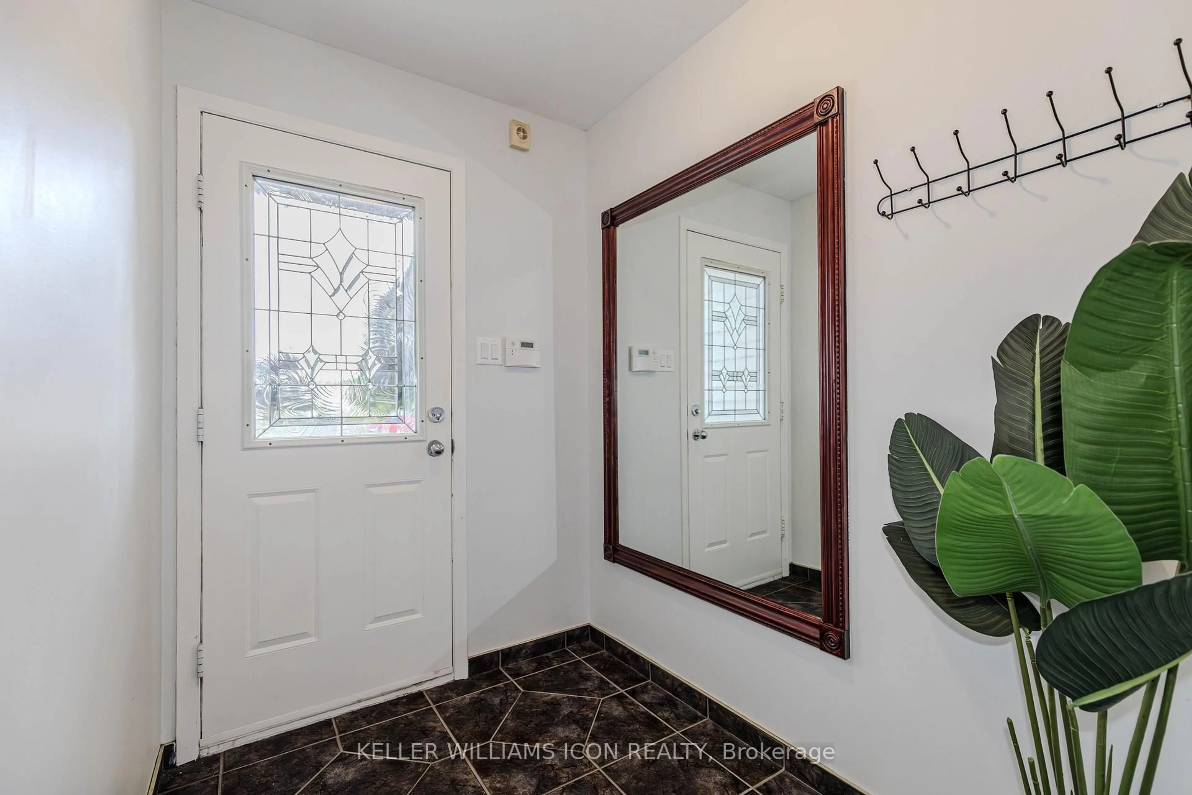 Indoor entryway for 30 Turret Crt, Ottawa Ontario K2L 2L1