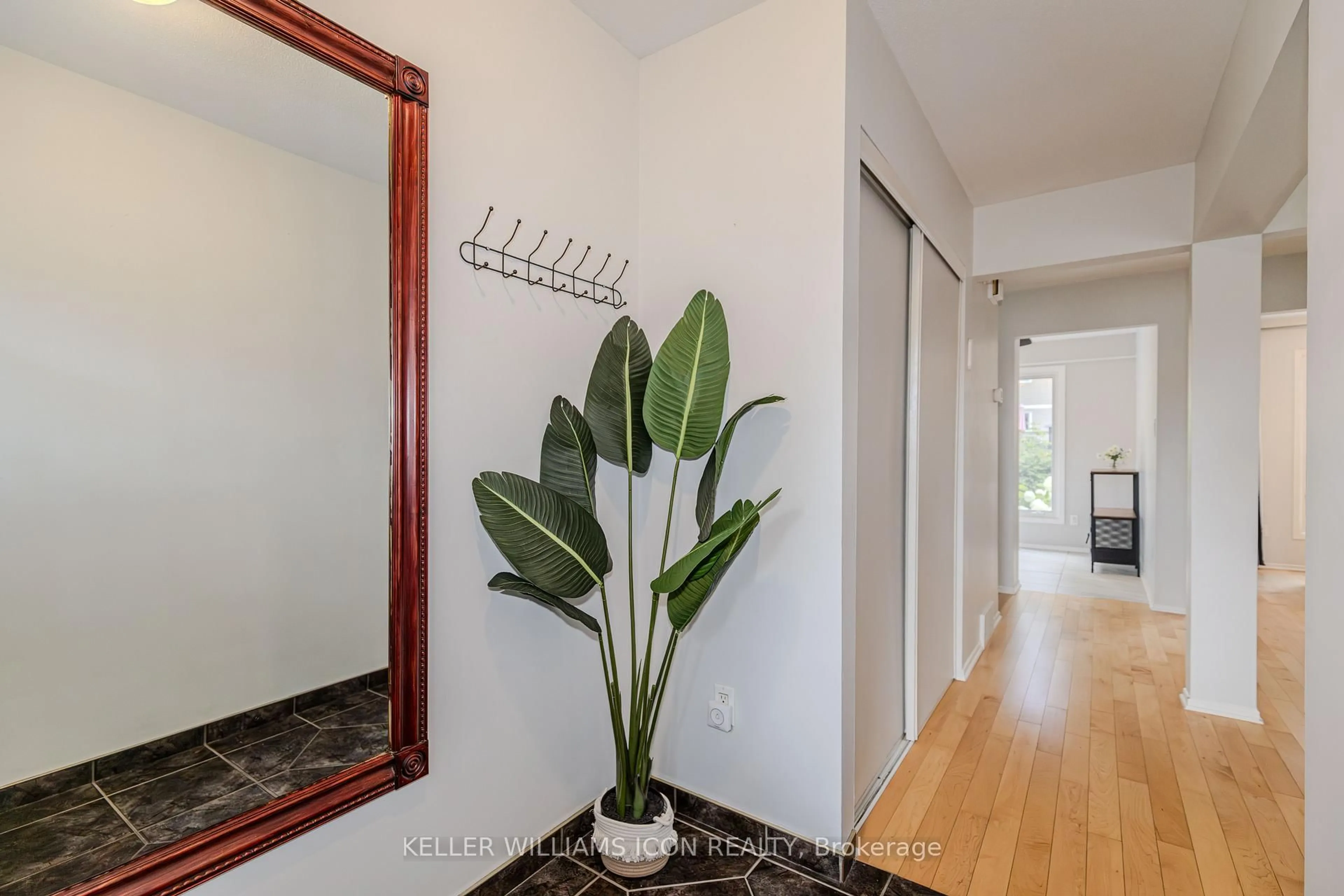 Indoor entryway for 30 Turret Crt, Ottawa Ontario K2L 2L1