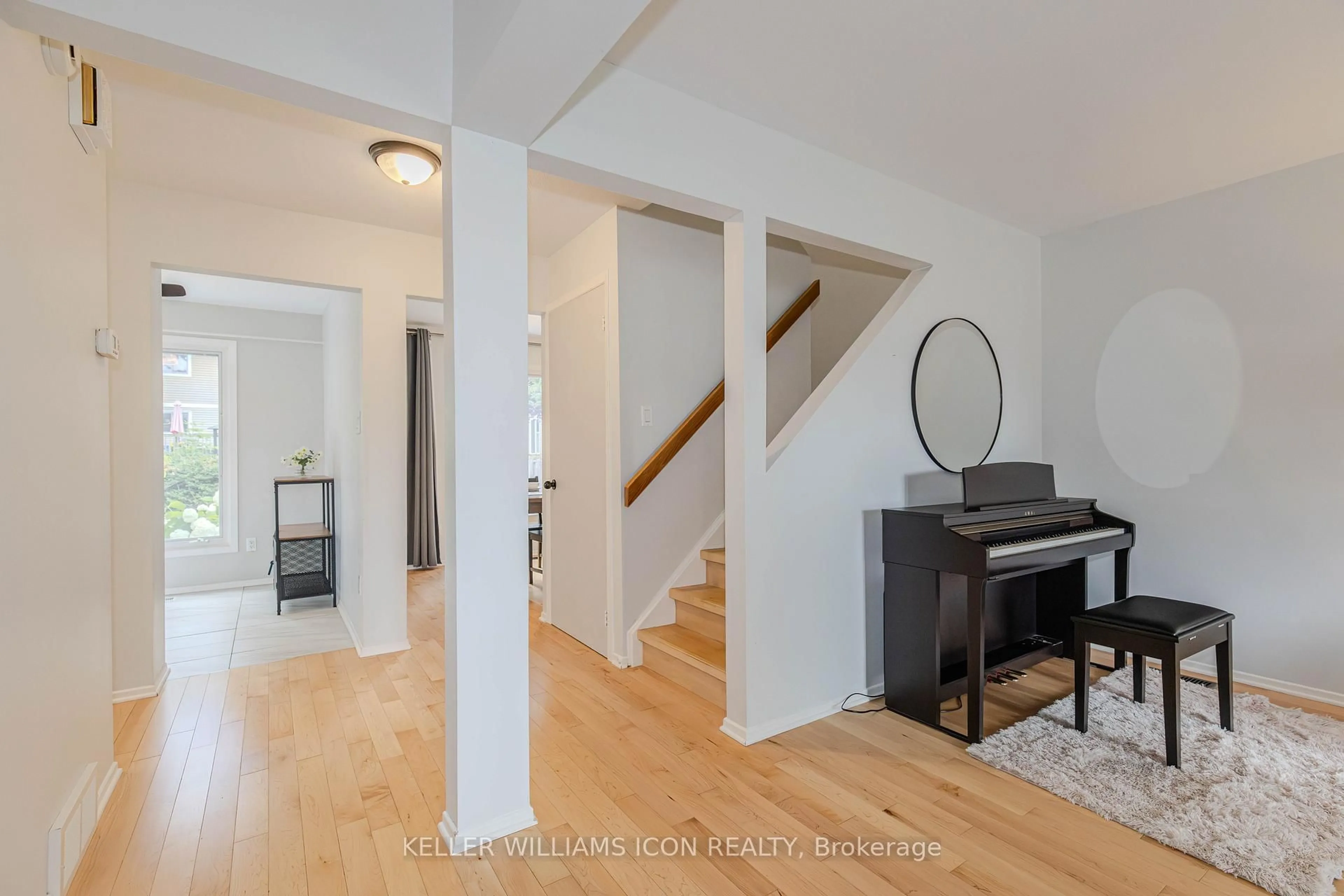 Indoor entryway for 30 Turret Crt, Ottawa Ontario K2L 2L1