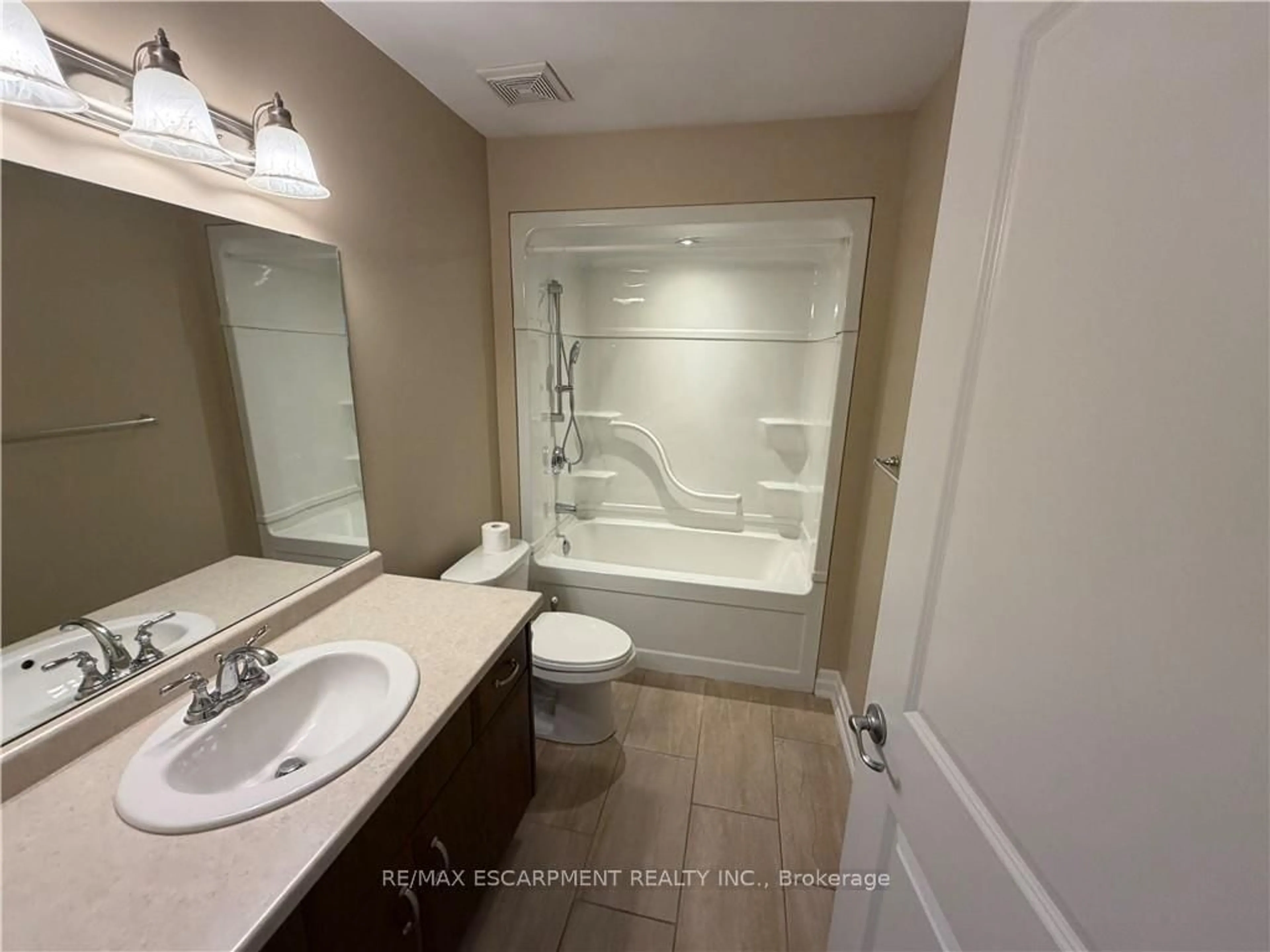 Standard bathroom, ceramic/tile floor for 5 Jaczenko Terr, Hamilton Ontario L9B 1T8