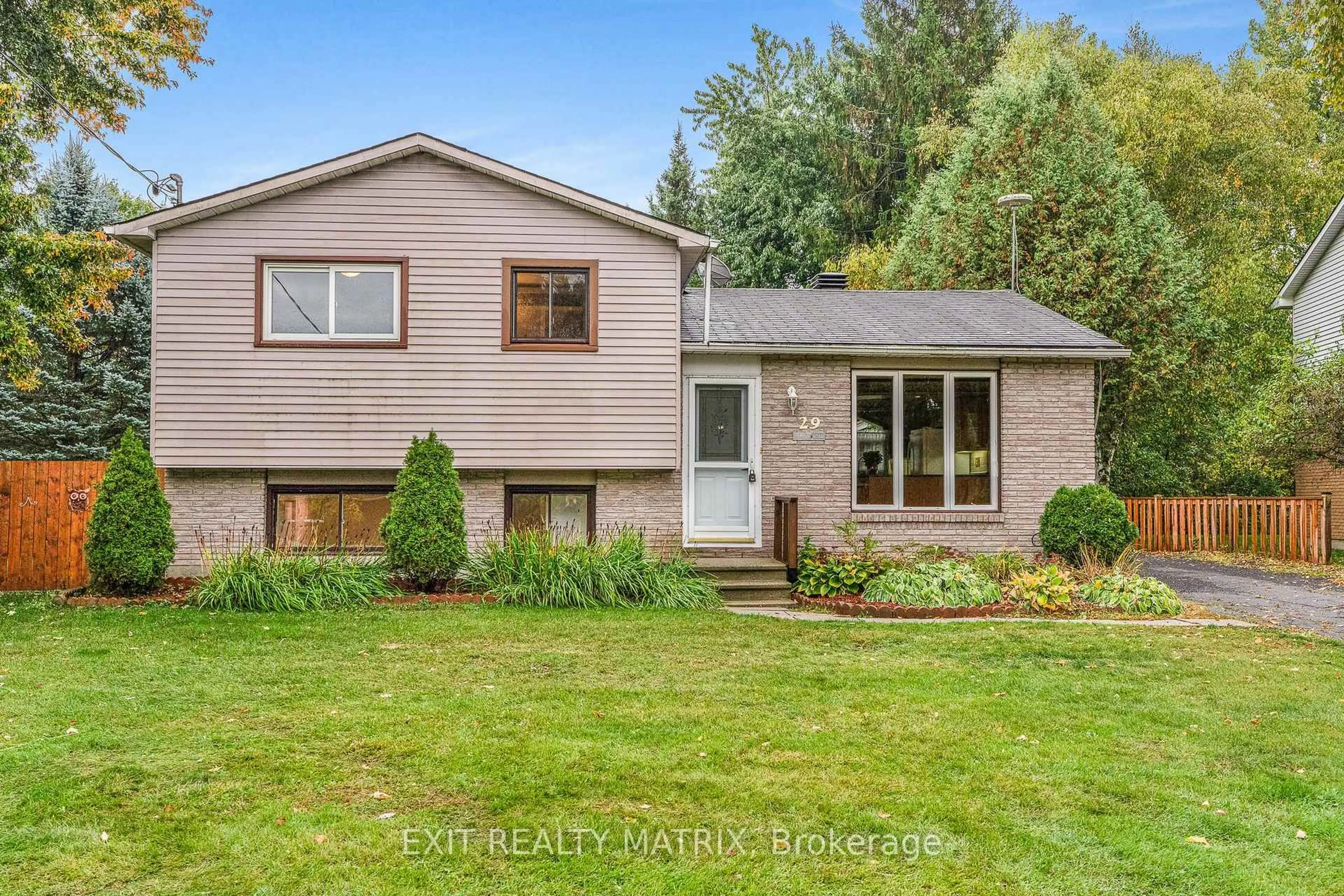 Home with vinyl exterior material, street for 29 Louise Cres, Russell Ontario K0A 1W0