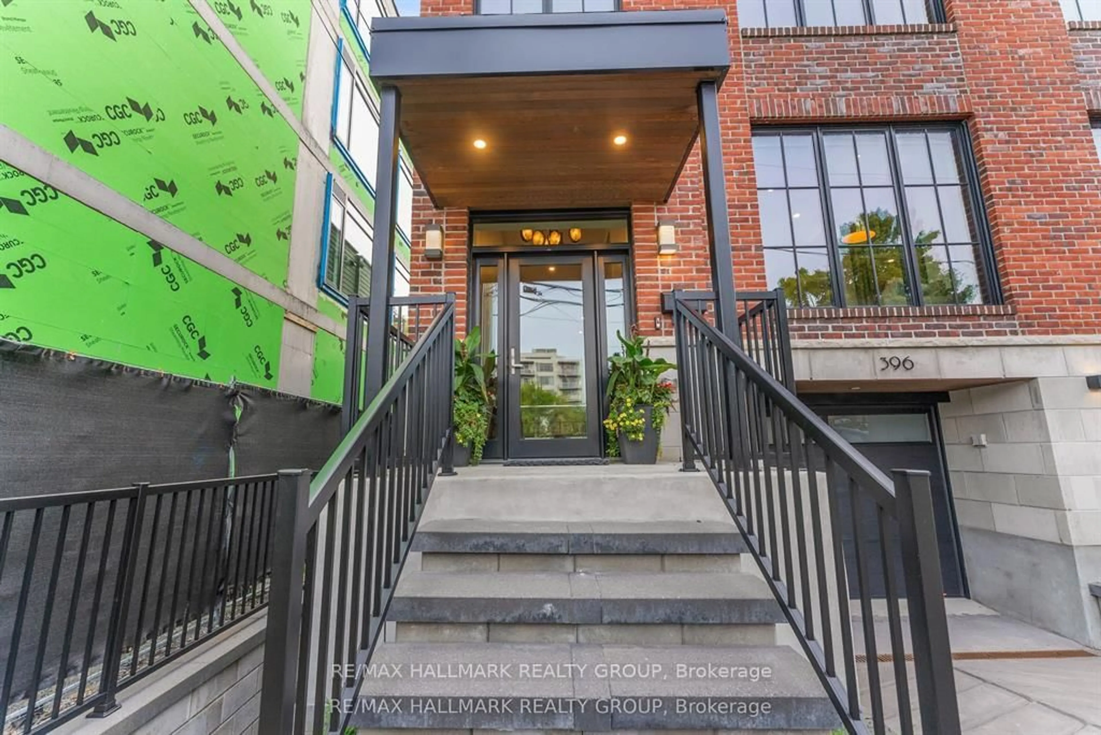 Indoor foyer for 396 Roosevelt Ave, Ottawa Ontario K2A 1Z3