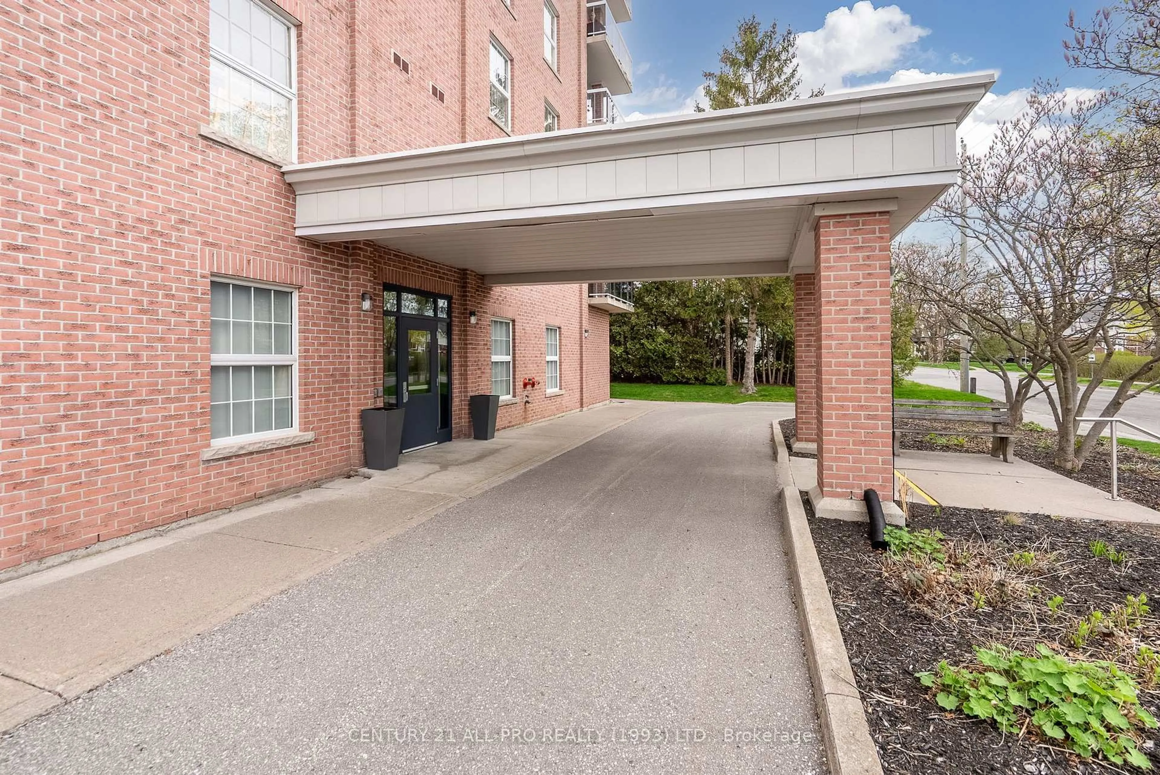 Indoor foyer for 130 Queen St #3C, Cobourg Ontario K9A 1N2