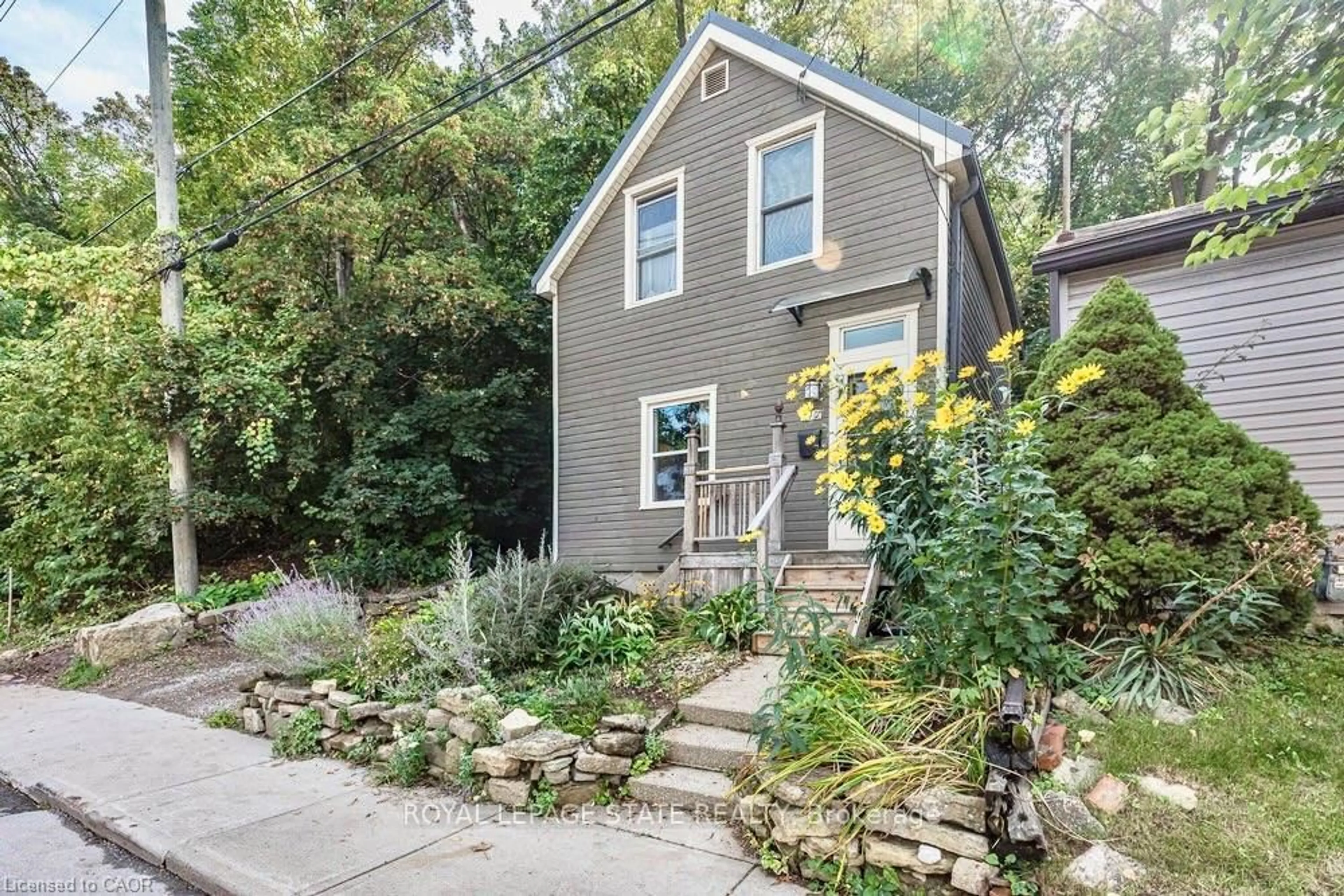 Home with vinyl exterior material, street for 210 Charlton Ave, Hamilton Ontario L8N 1Z1