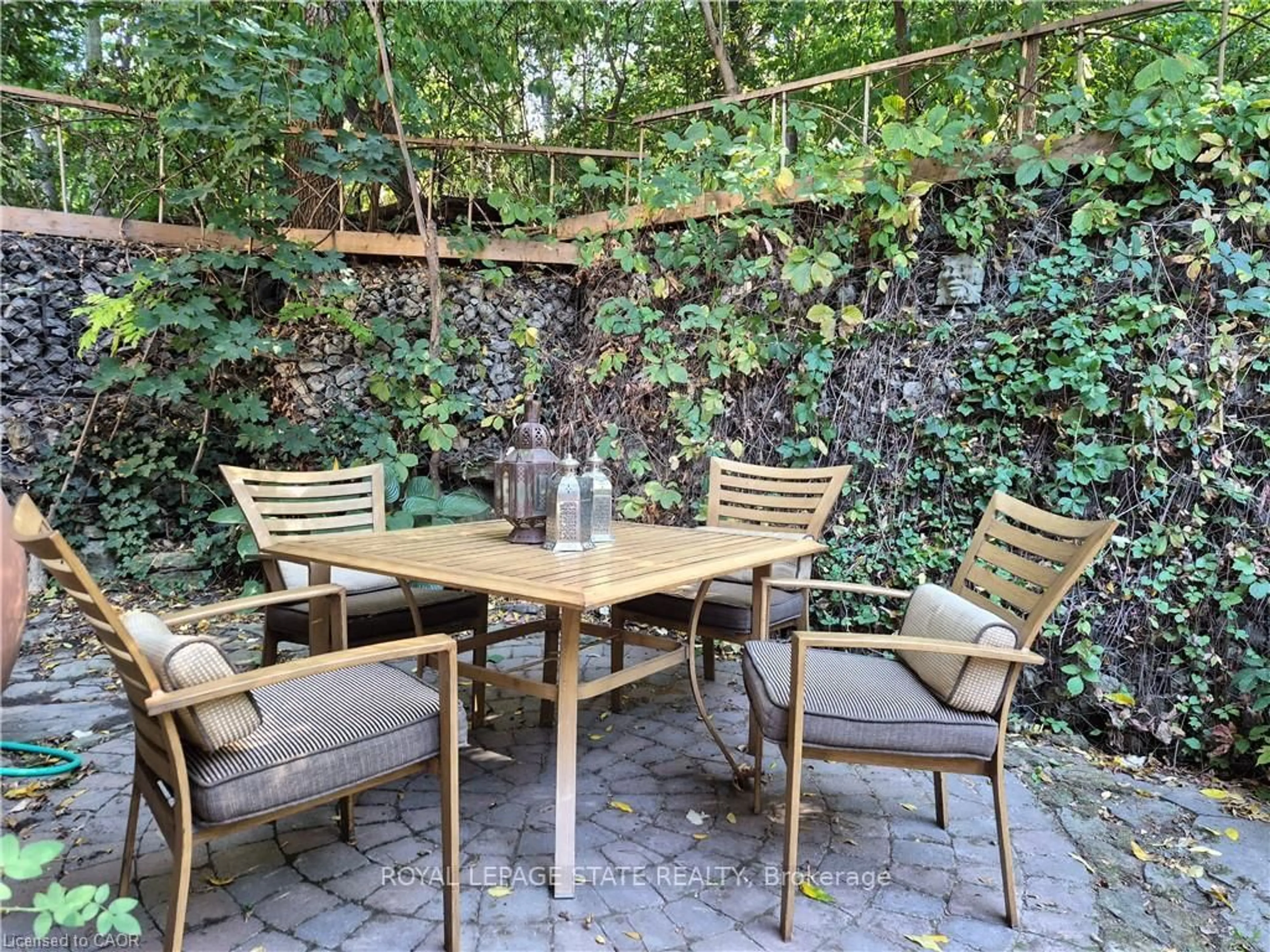 Patio, street for 210 Charlton Ave, Hamilton Ontario L8N 1Z1