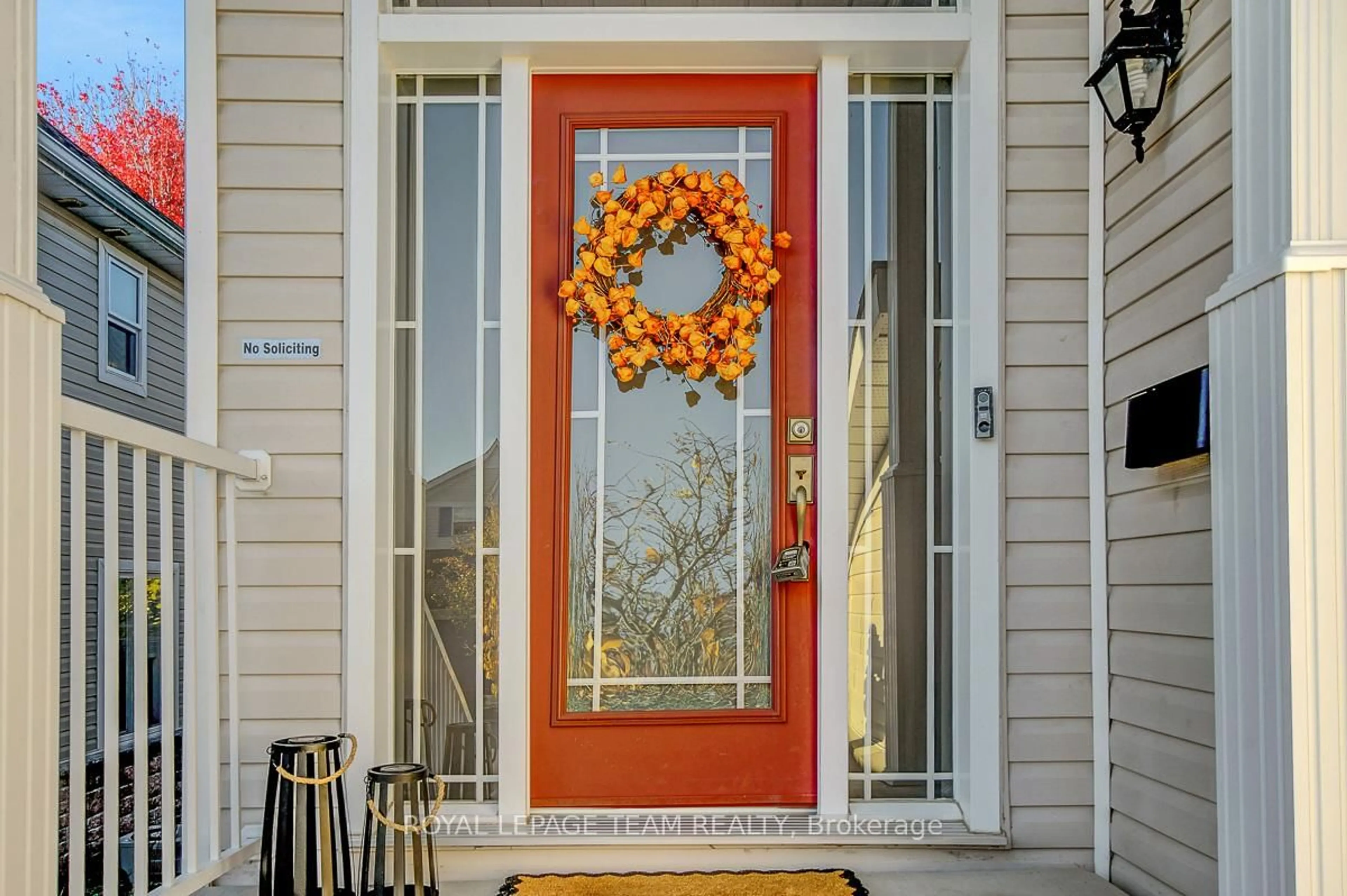 Indoor entryway for 100 Calaveras Ave, Ottawa Ontario K2J 4Z7