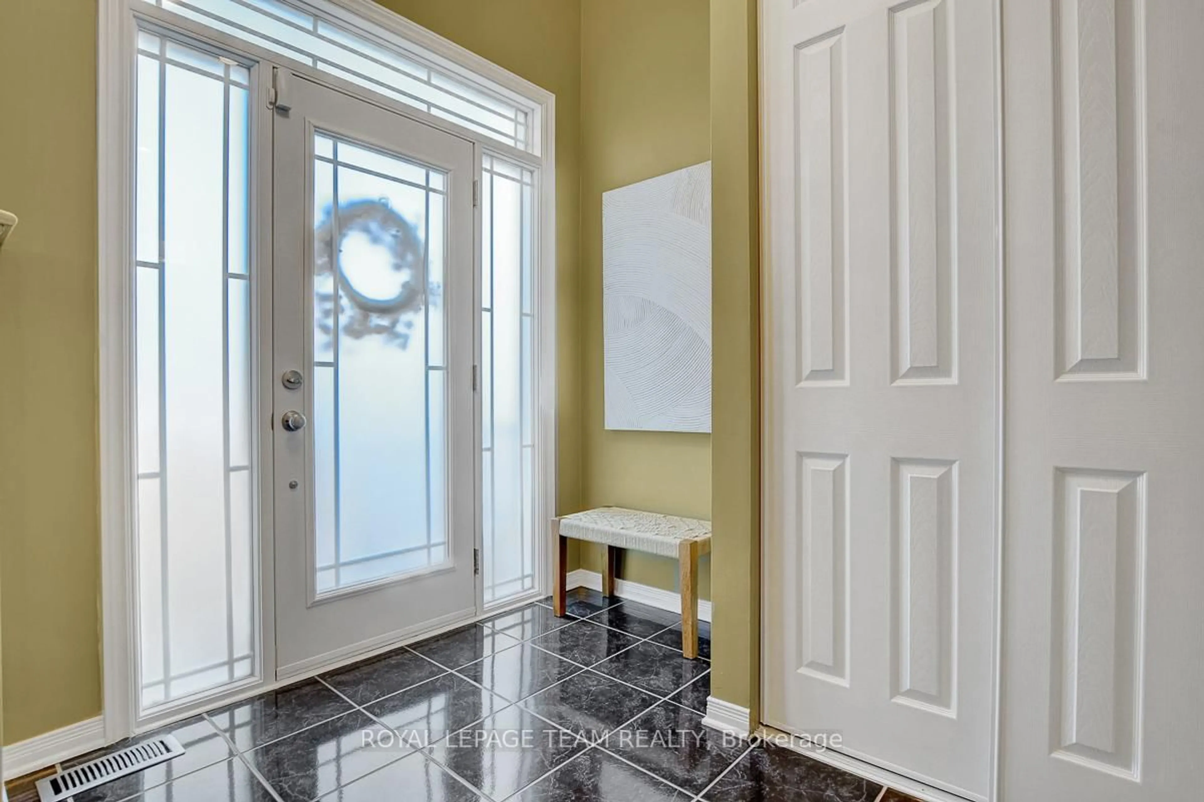 Indoor entryway for 100 Calaveras Ave, Ottawa Ontario K2J 4Z7