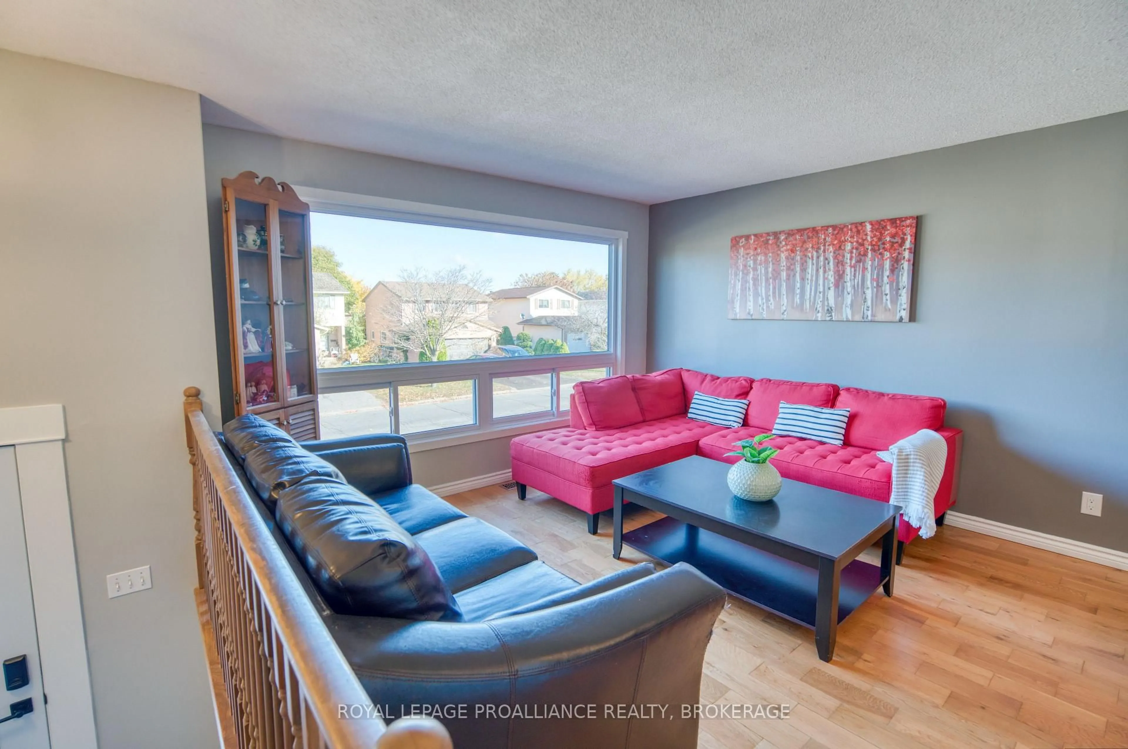 Living room with furniture, wood/laminate floor for 240 Old Quarry Rd, Kingston Ontario K7M 7L2