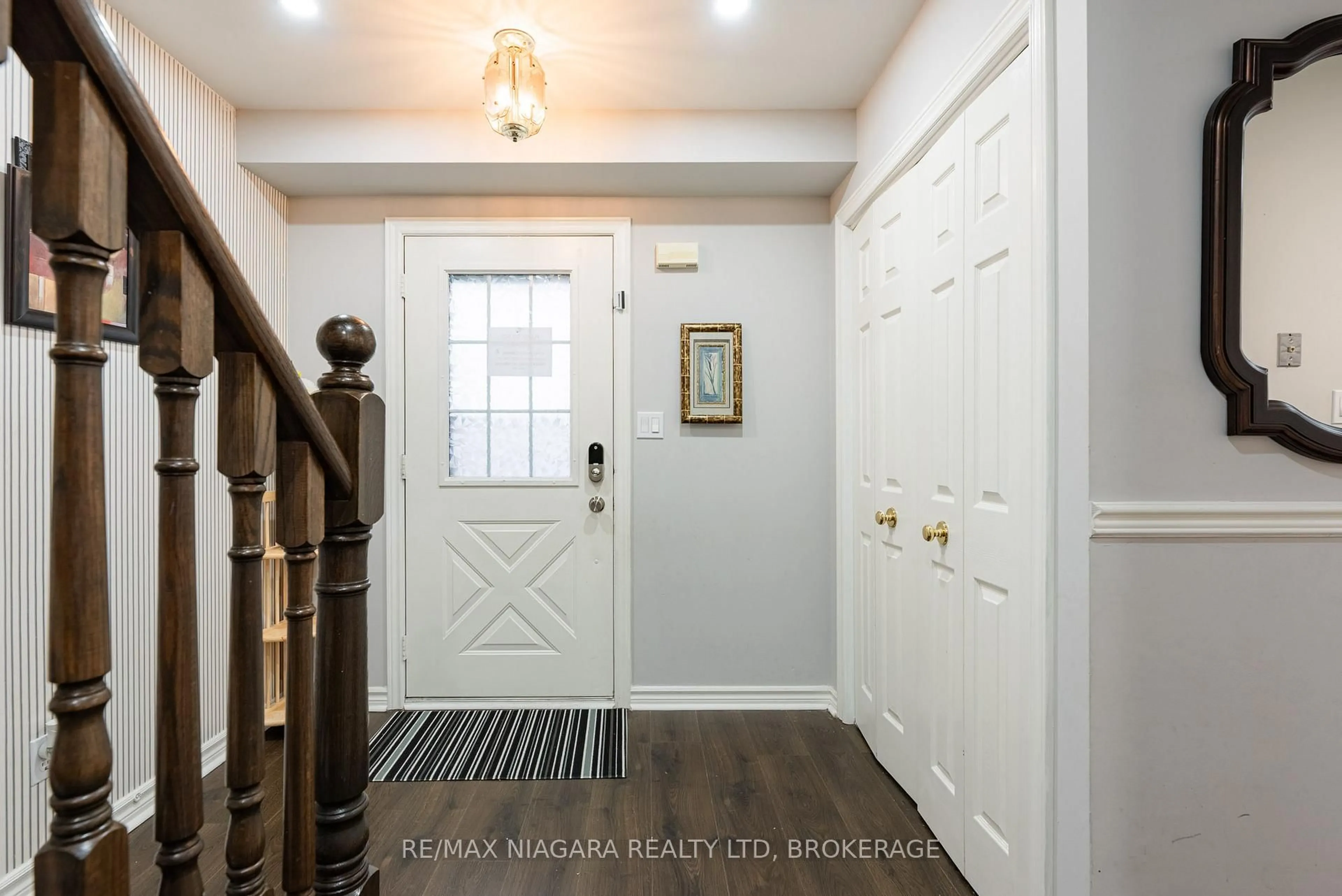 Indoor entryway for 201 Windsor St, Welland Ontario L3C 7E3