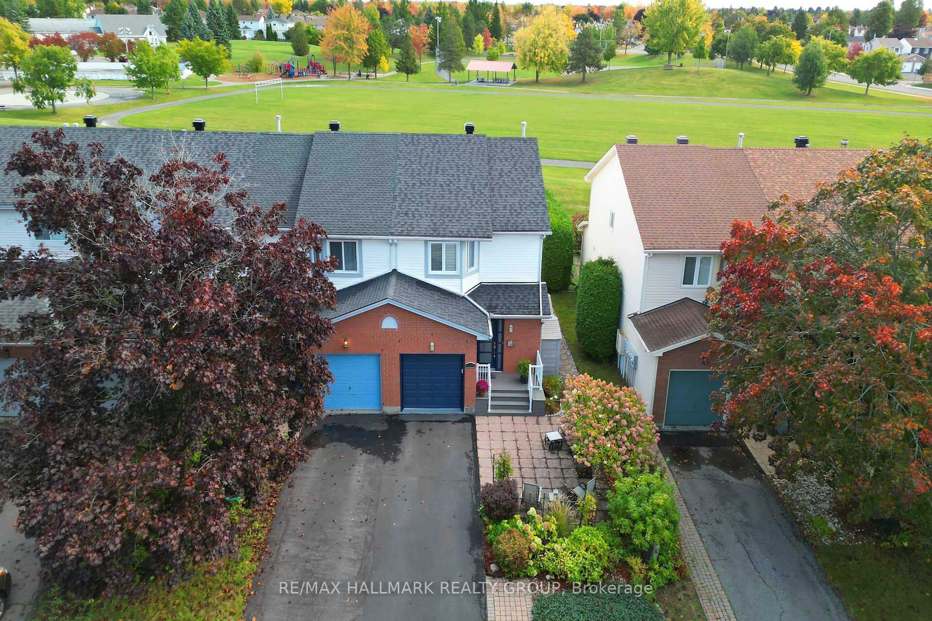 A pic from outside/outdoor area/front of a property/back of a property/a pic from drone, street for 1415 Caravel Cres, Ottawa Ontario K1E 3X4