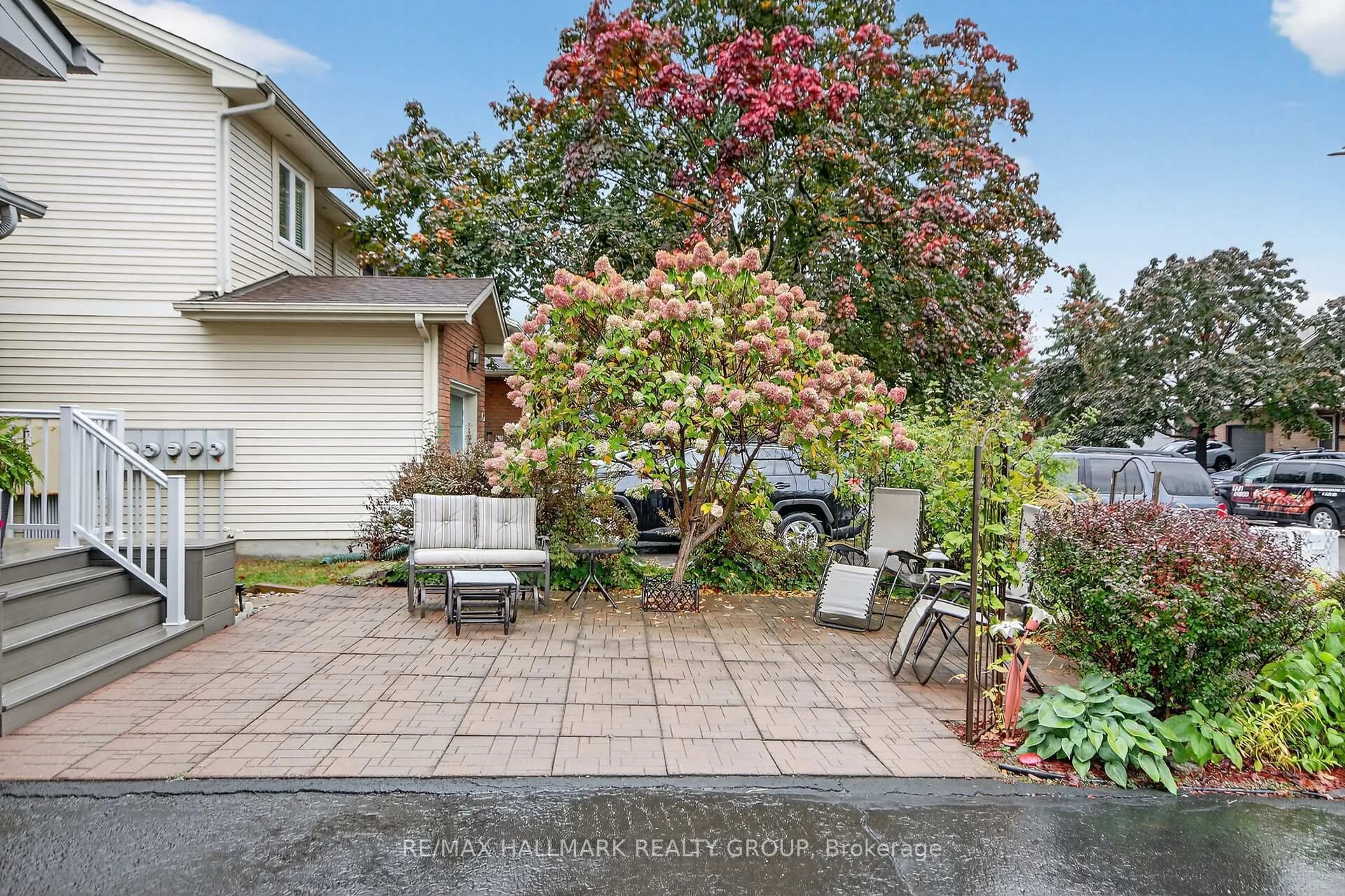 Patio, street for 1415 Caravel Cres, Ottawa Ontario K1E 3X4