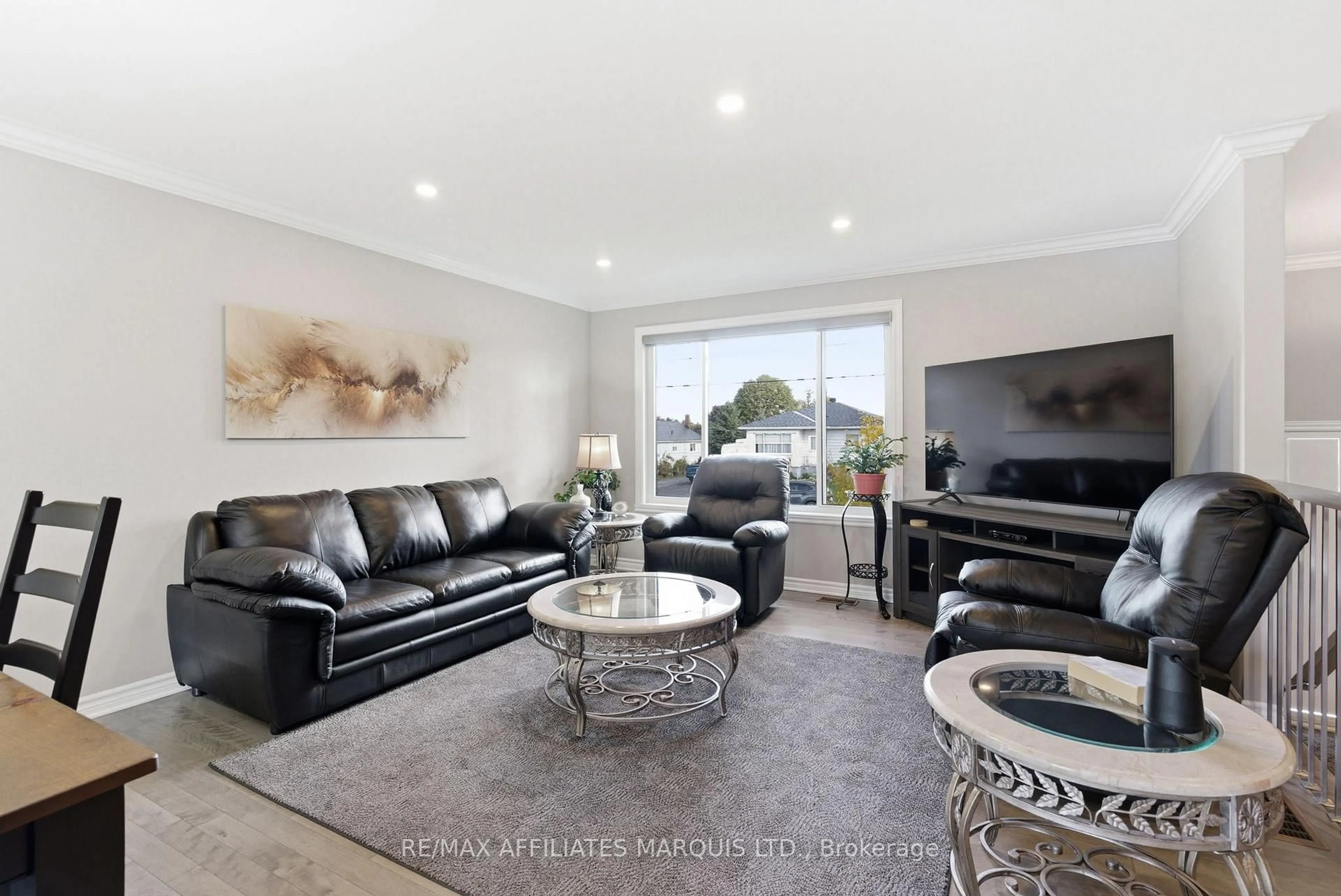 Living room with furniture, unknown for 111 Leonia St, Cornwall Ontario K6H 5L8