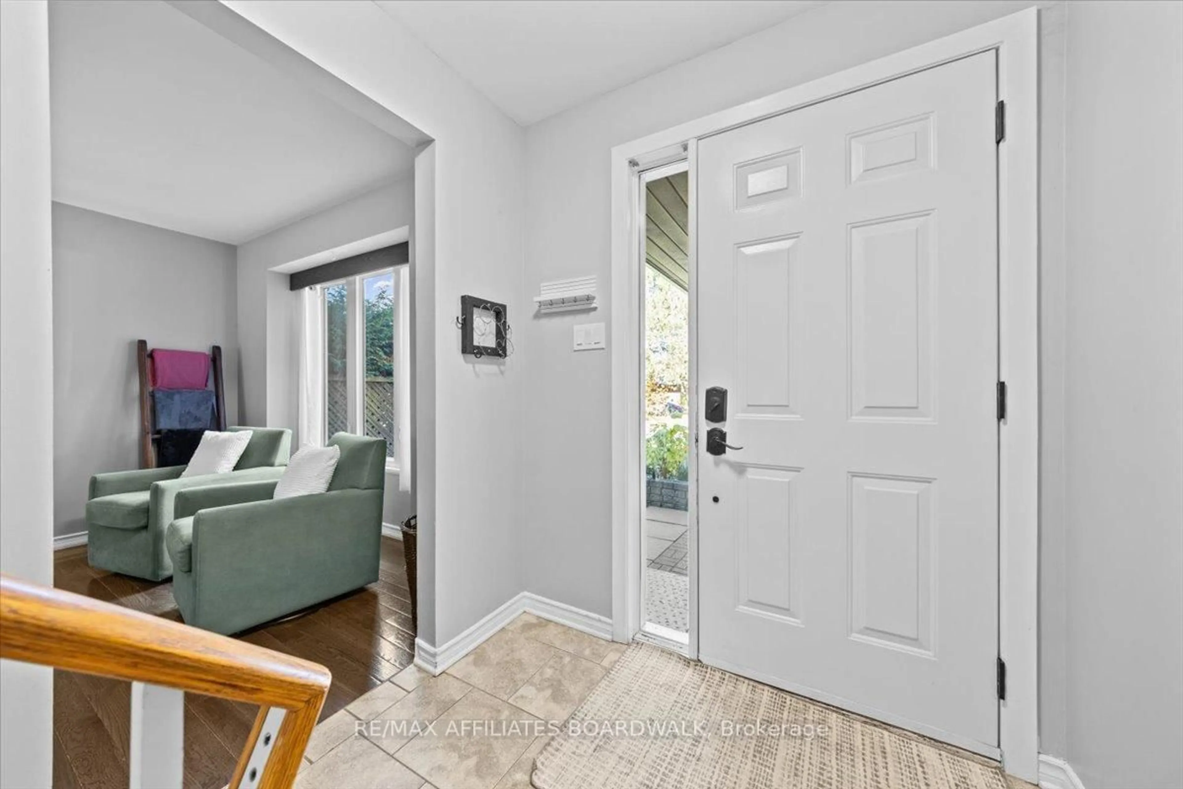 Indoor entryway for 42 Haywood Cres, Ottawa Ontario K2L 2J2